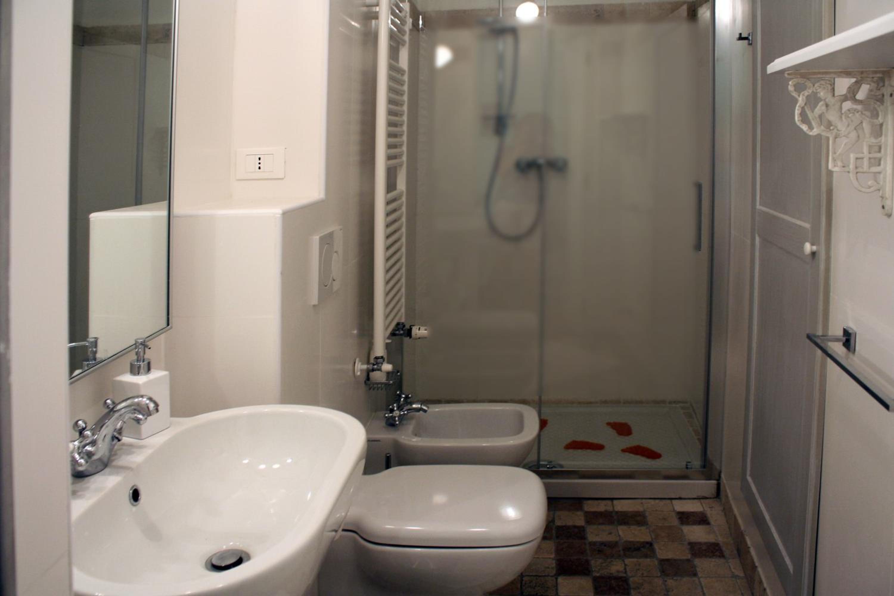 Standard King Room - Photo 7