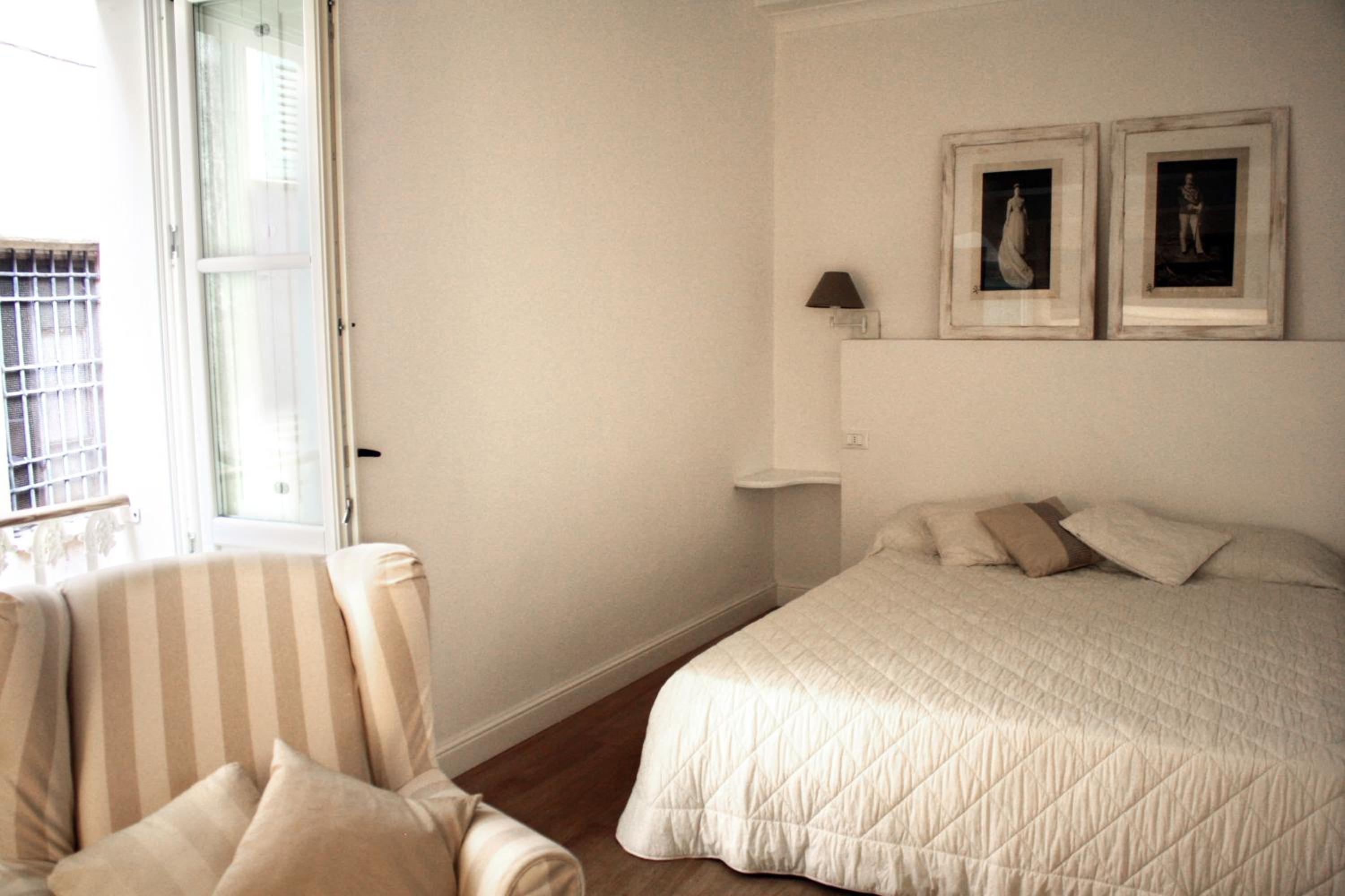 Standard King Room - Photo 6