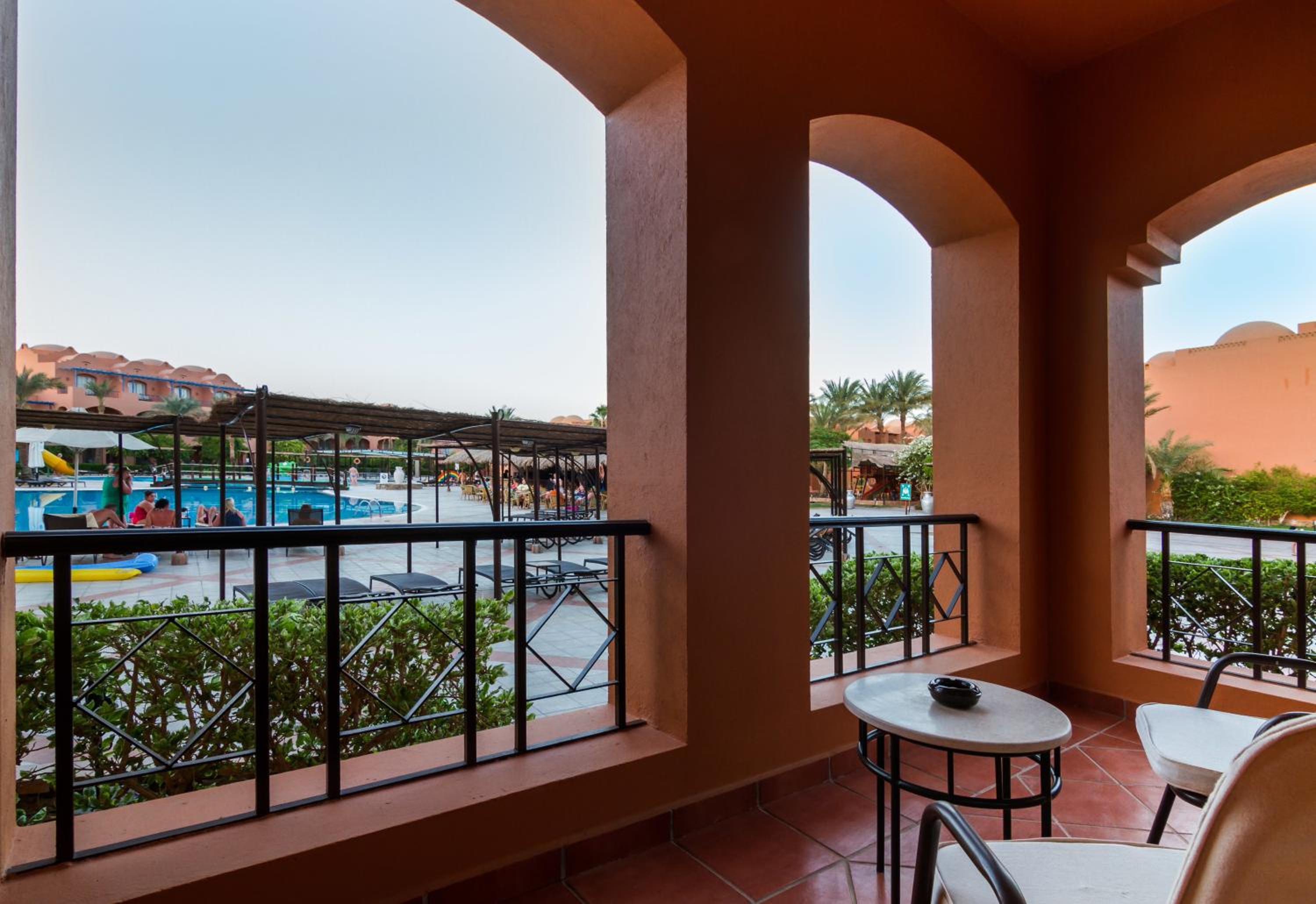 Family, Queen or Twin Bed, Pool View