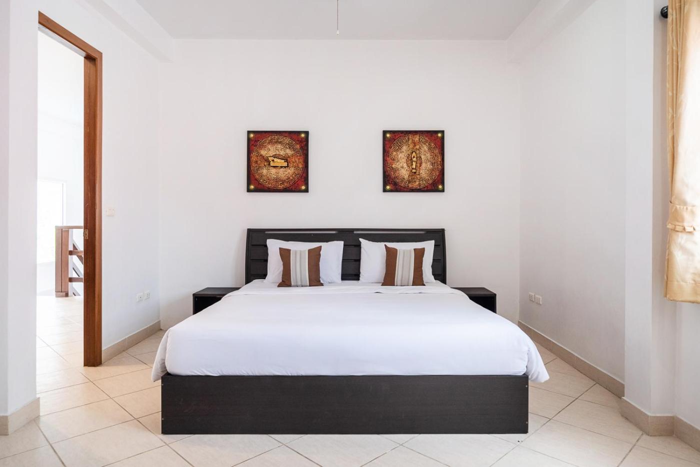 Villa - Photo 1