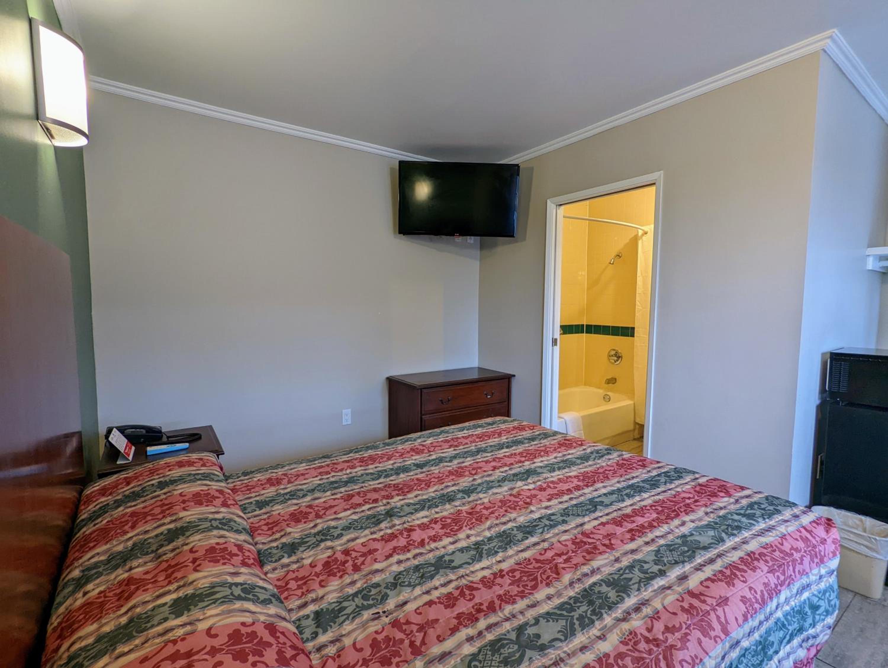 Queen Room photo 2