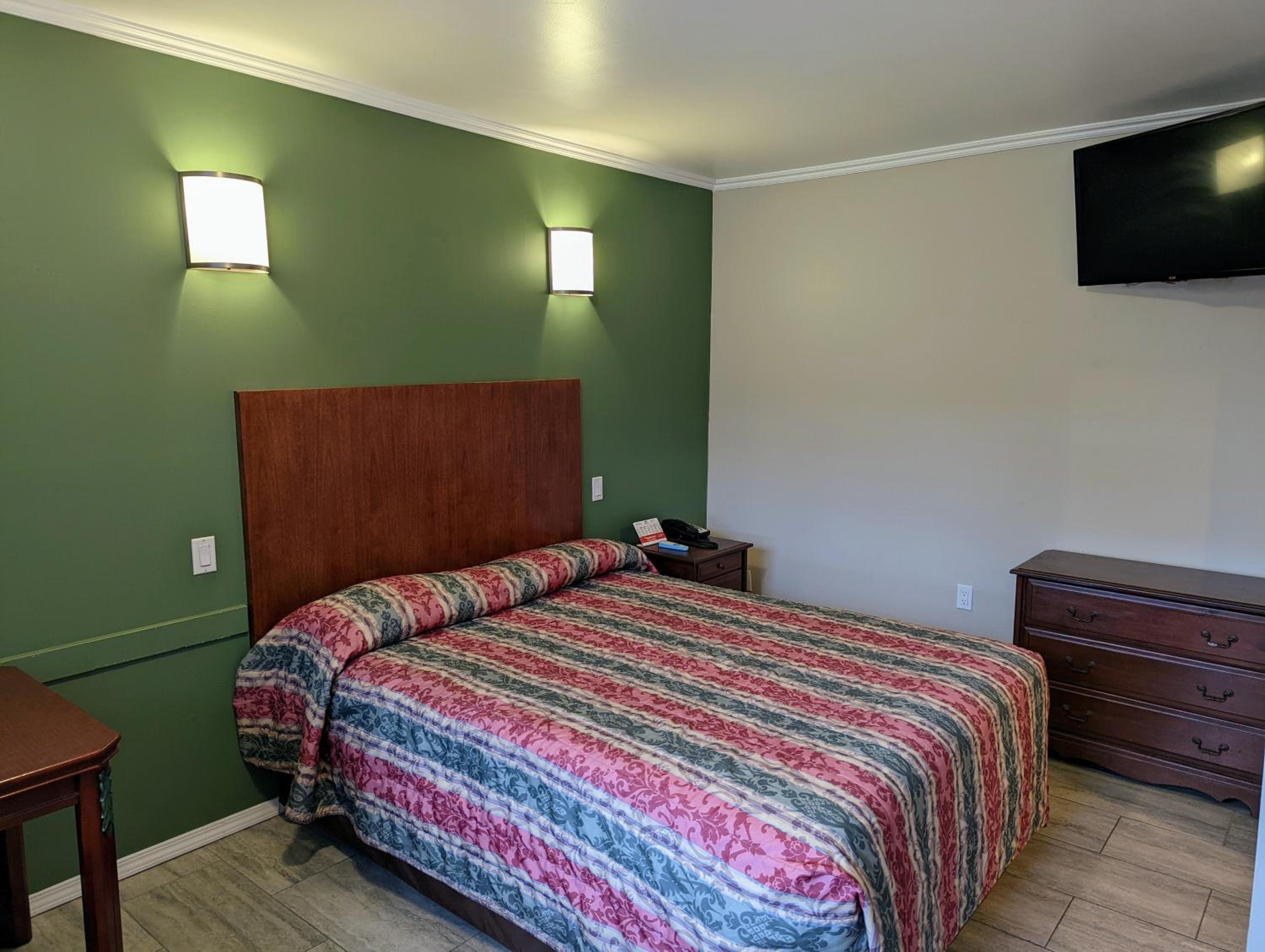 Queen Room photo 1