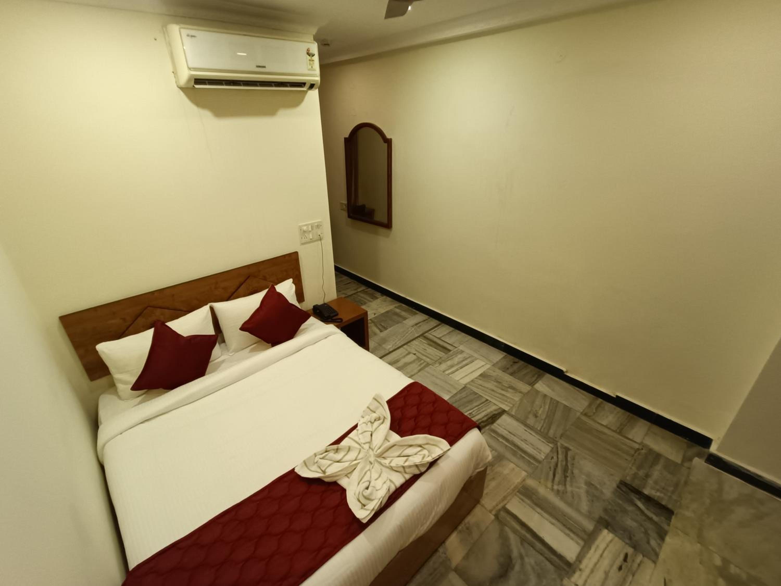 Deluxe Room - Photo 20