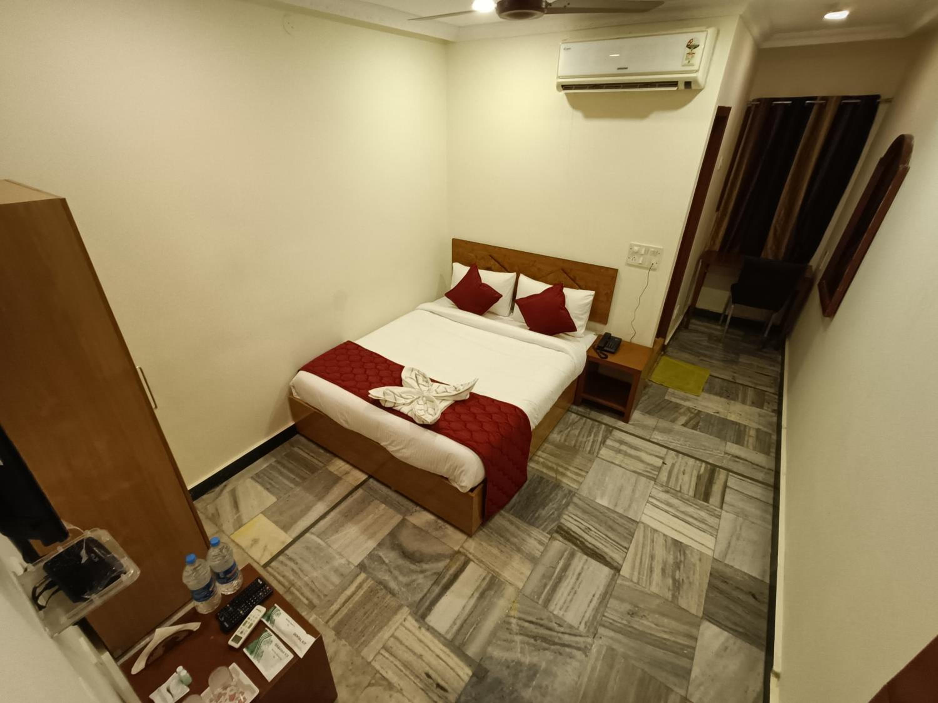 Deluxe Room - Photo 19