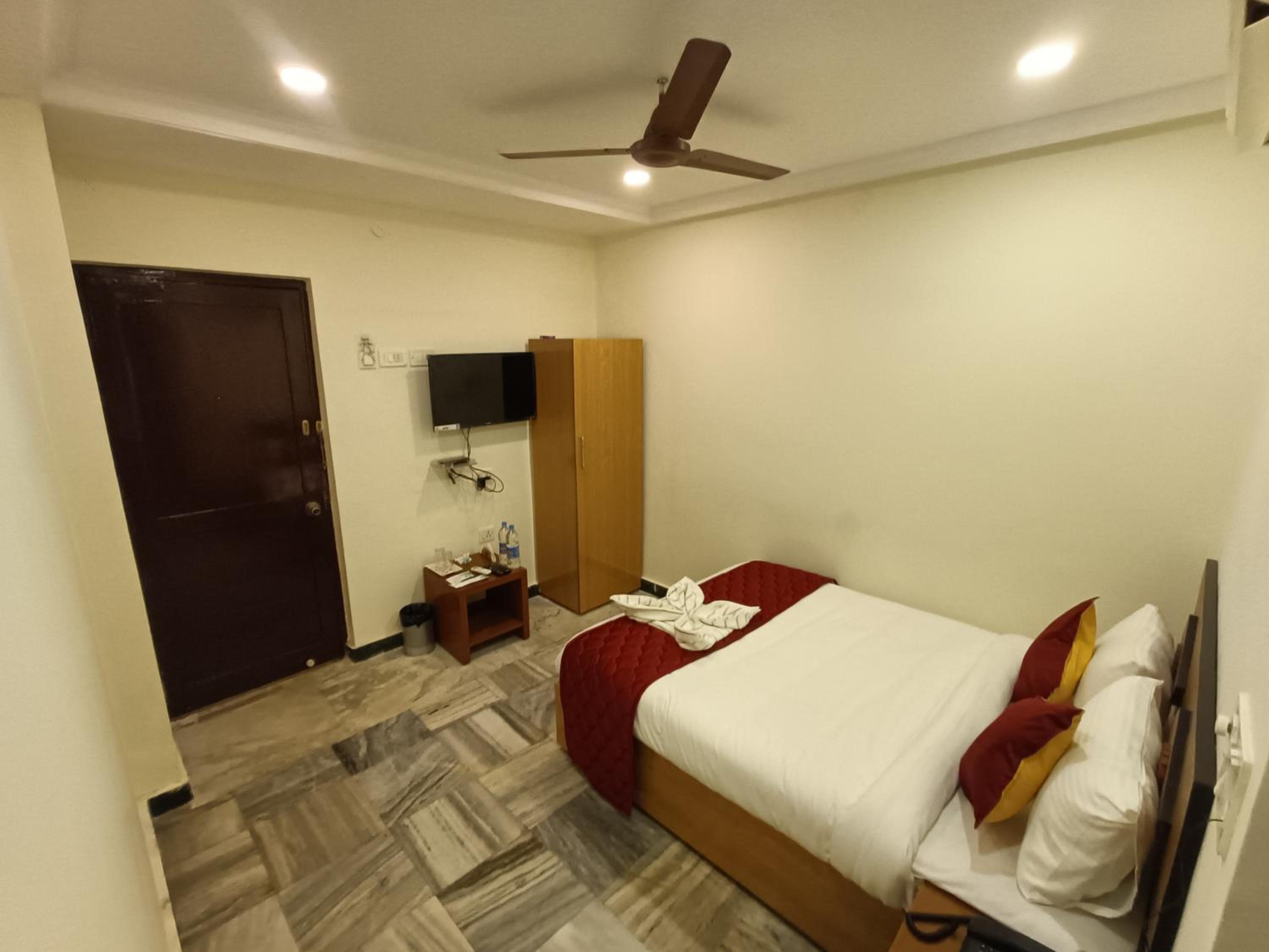 Deluxe Room - Photo 17