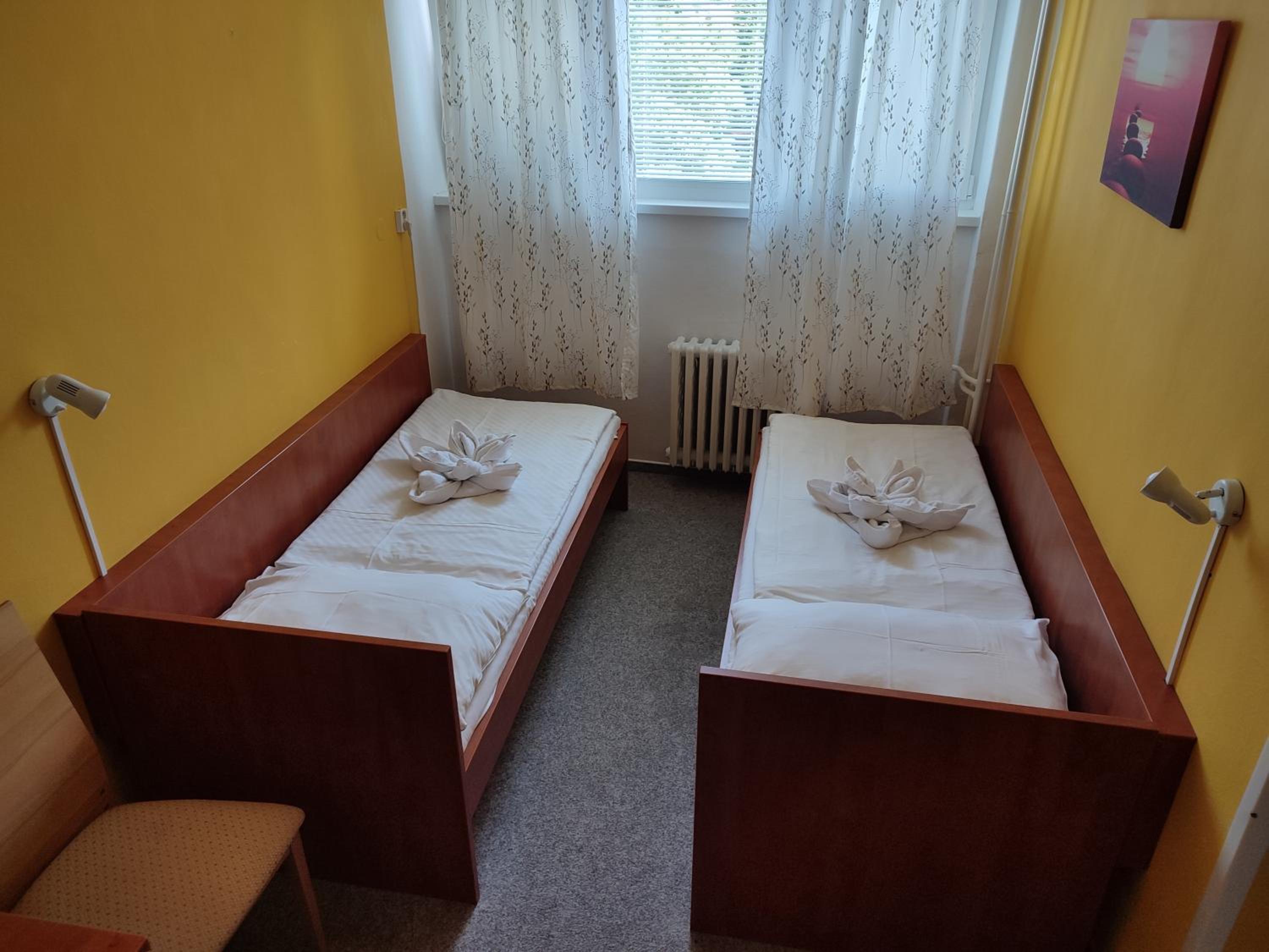 Economy Quadruple Room - Photo 4