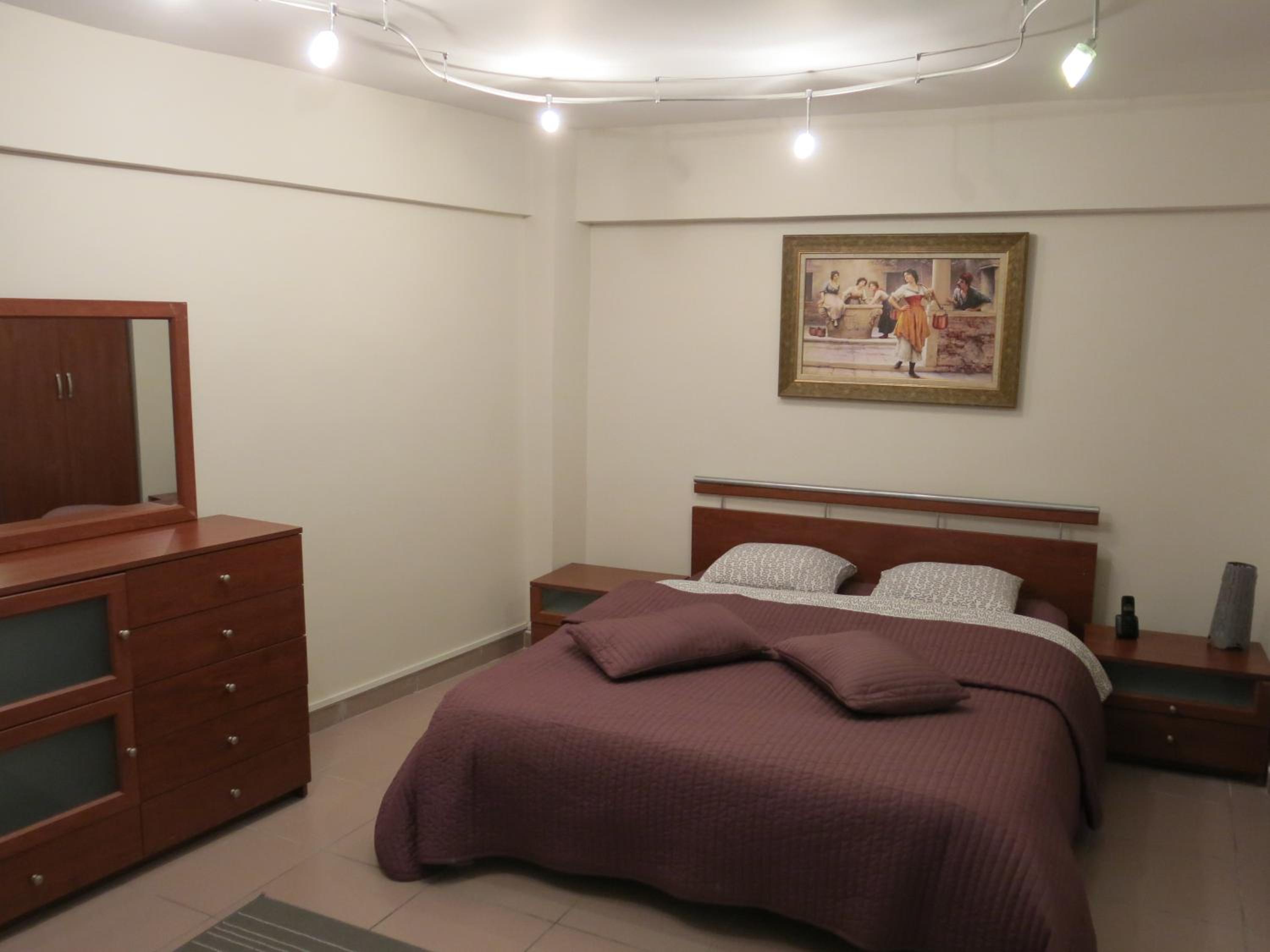 Large Family Room - Photo 17