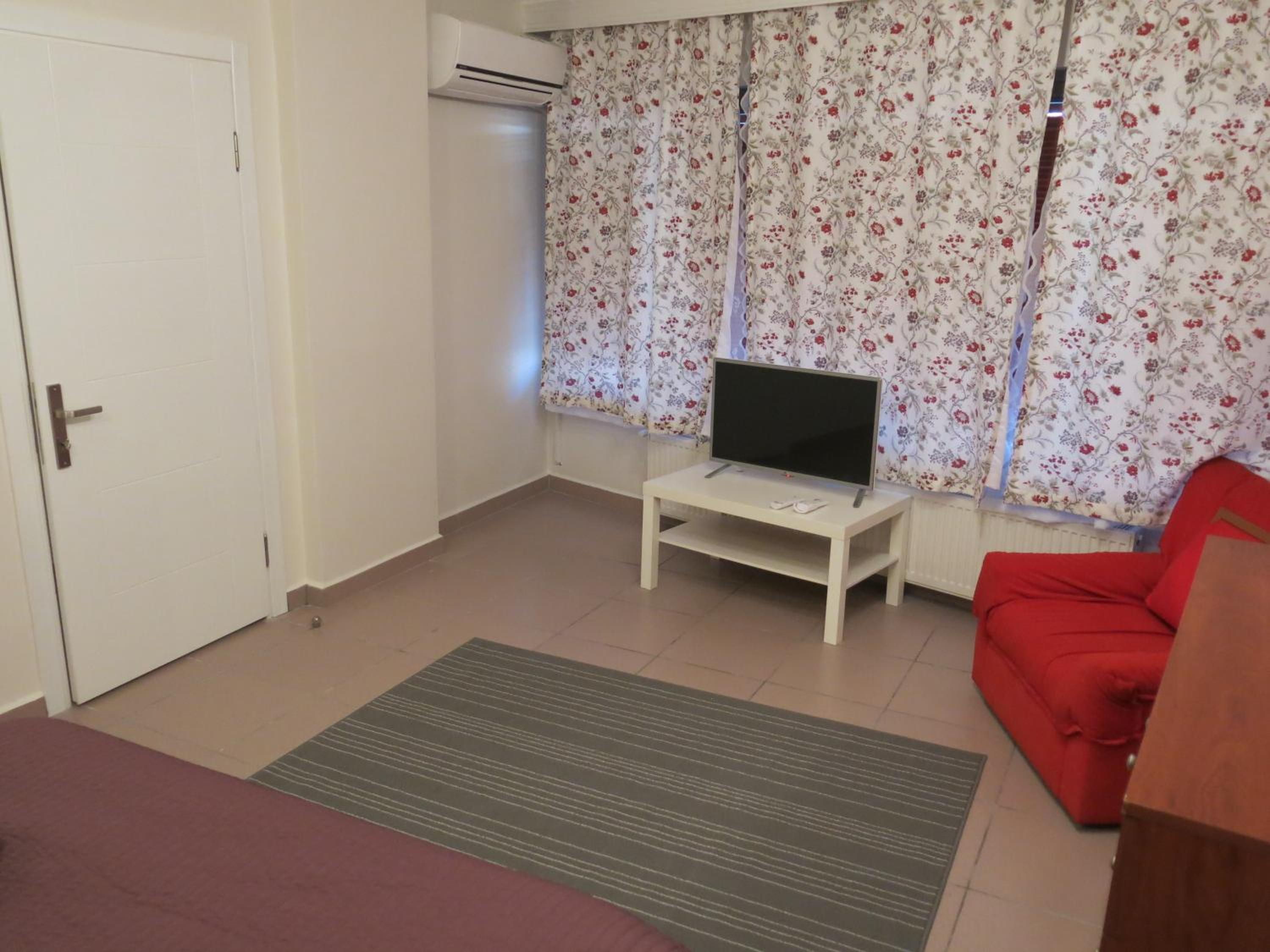 Large Family Room - Photo 13