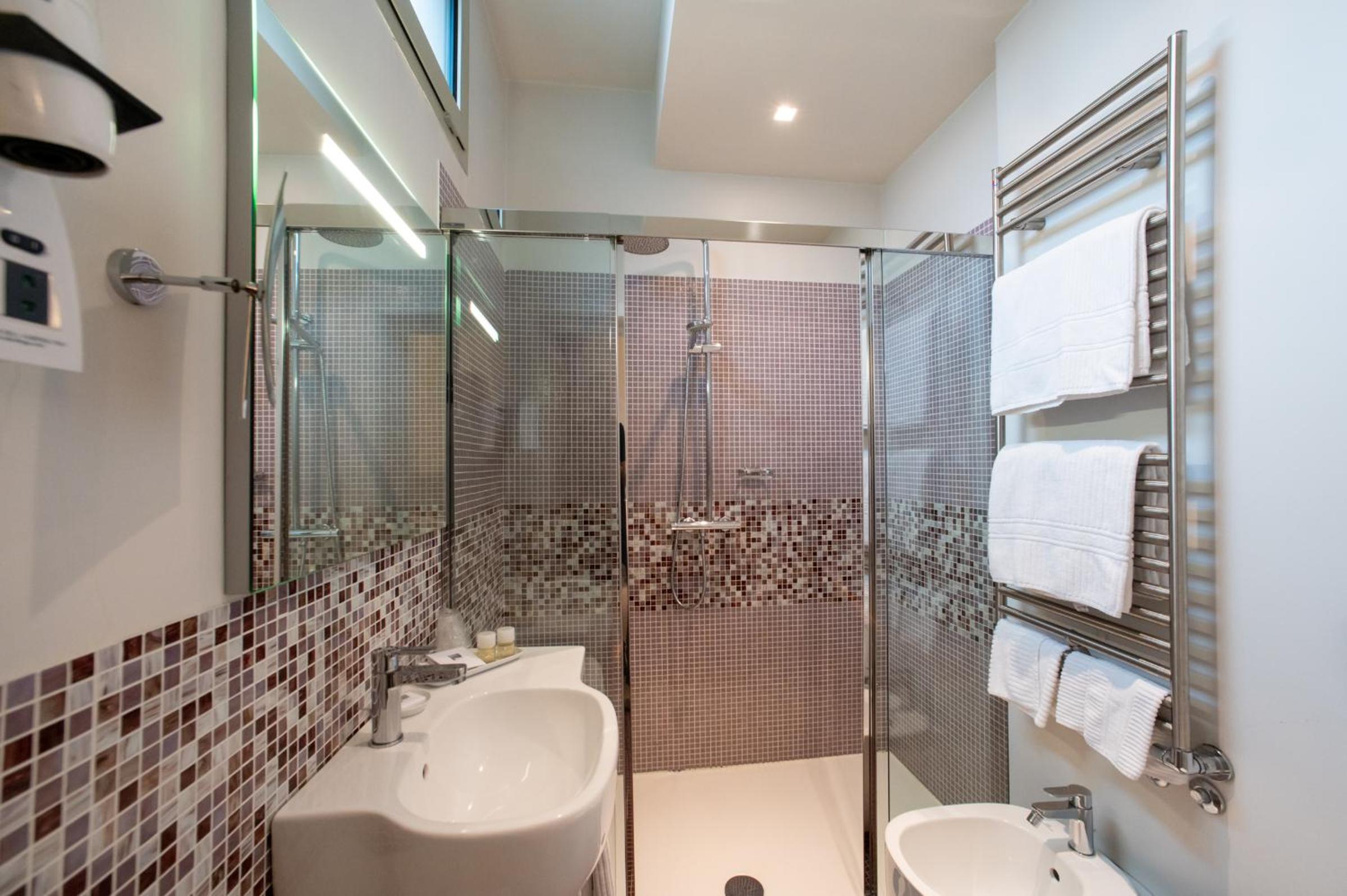 Double Room - Photo 11