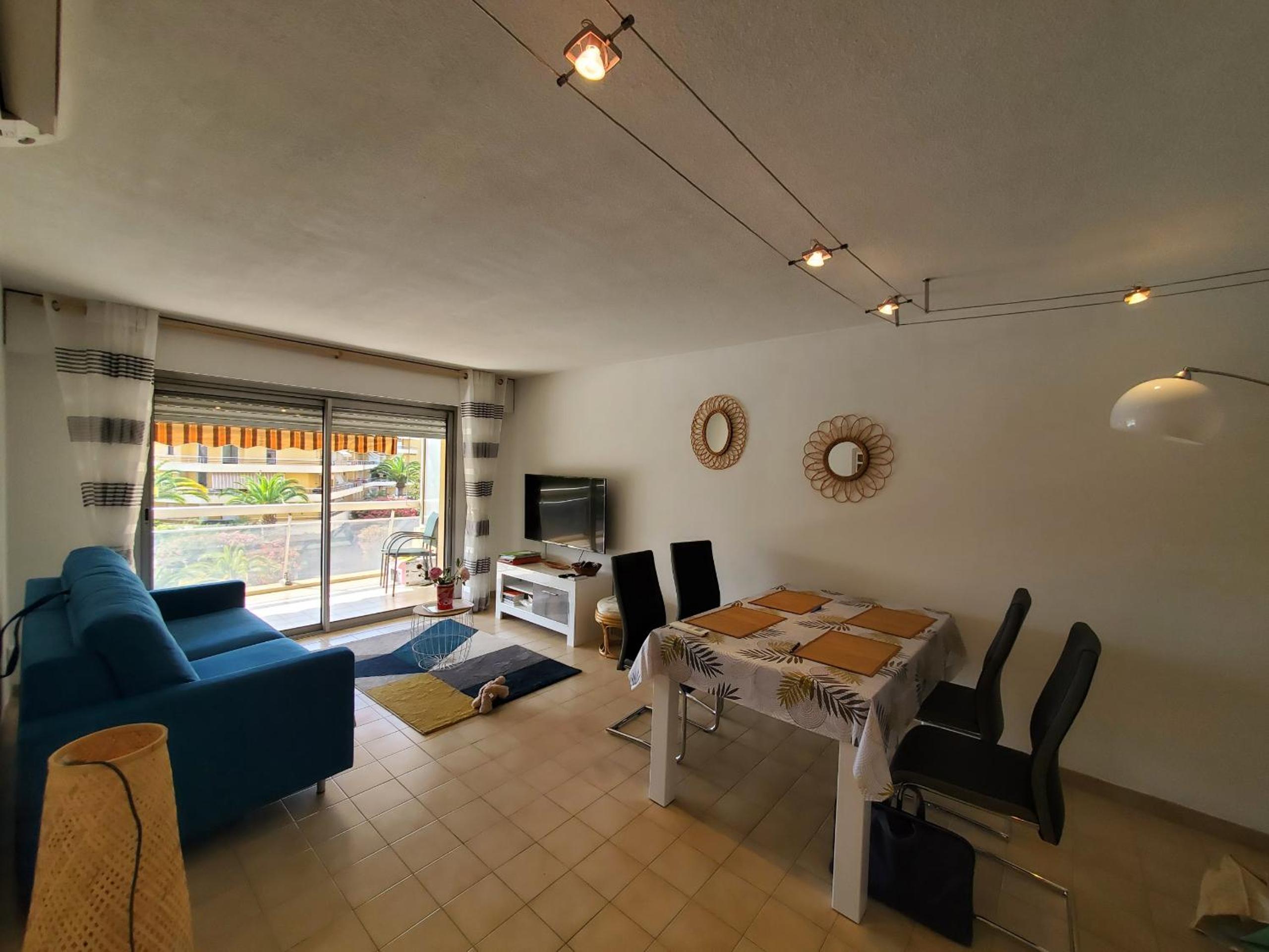 Apartment with Balcony photo 2