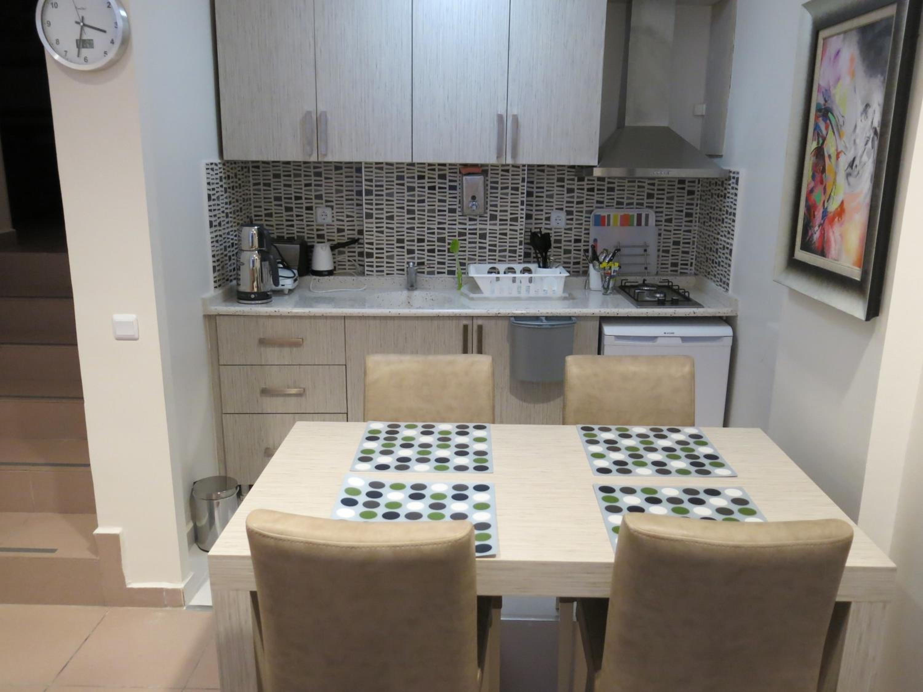 Large Family Room - Photo 4