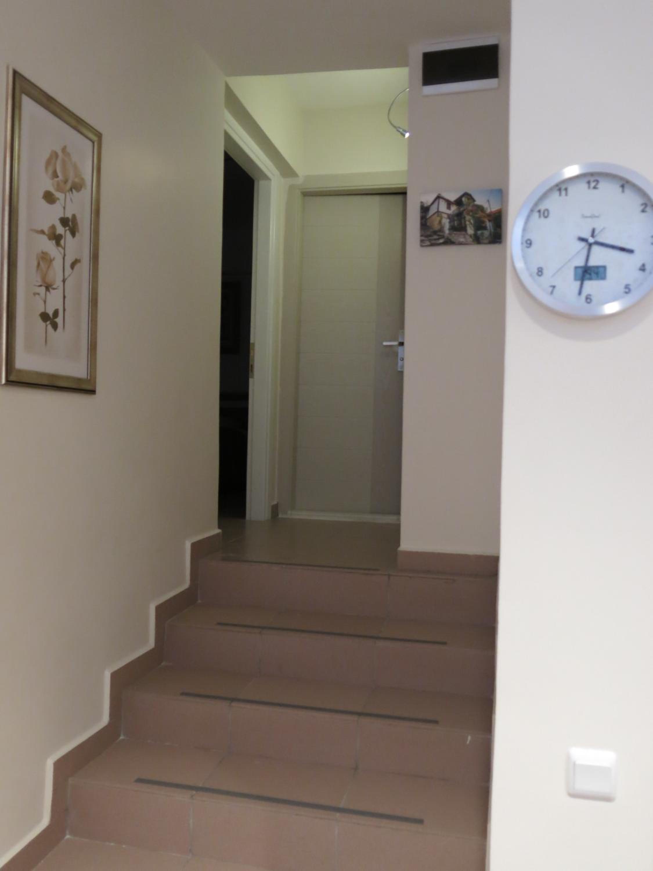 Large Family Room - Photo 3