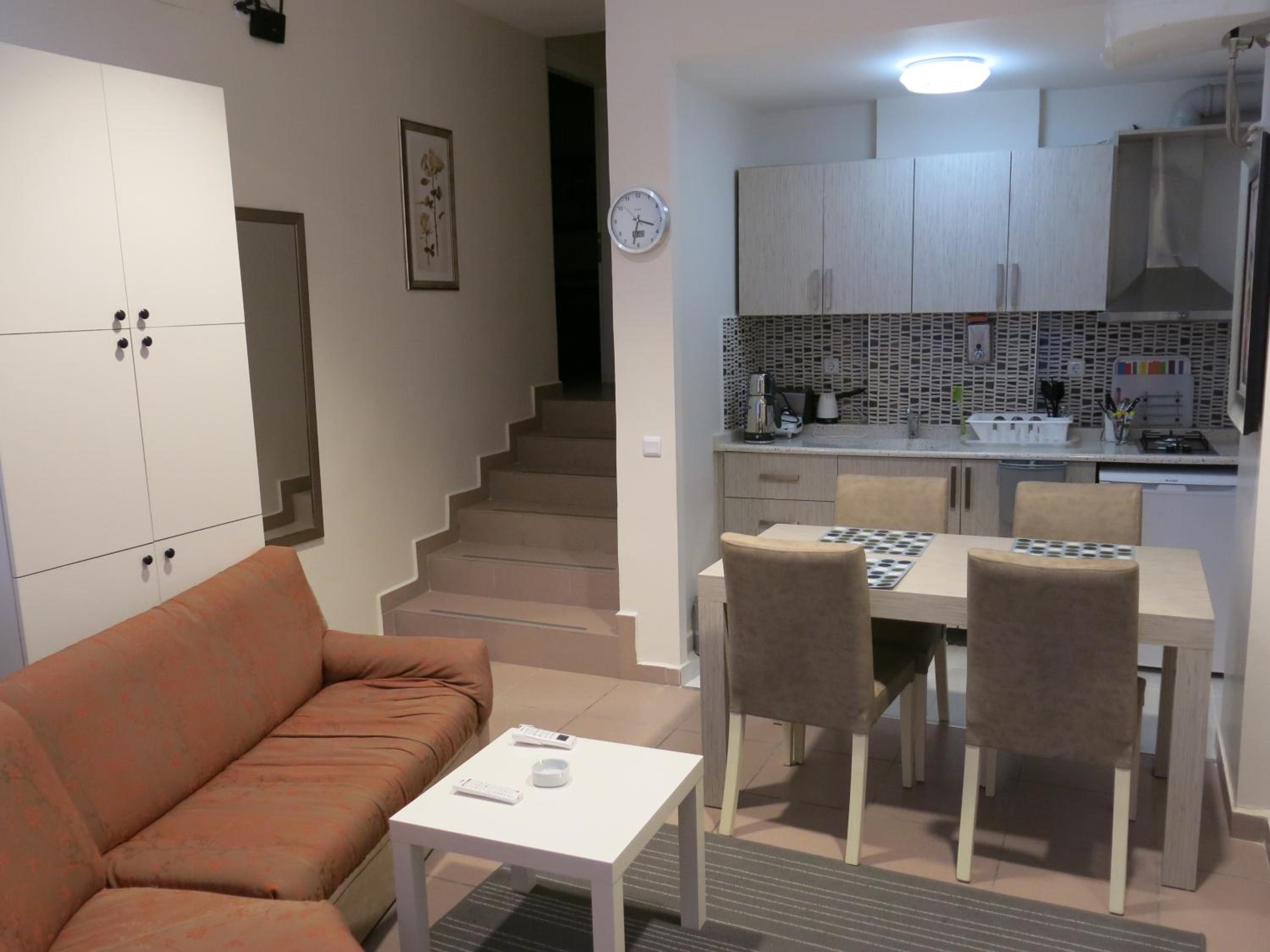Large Family Room - Photo 16