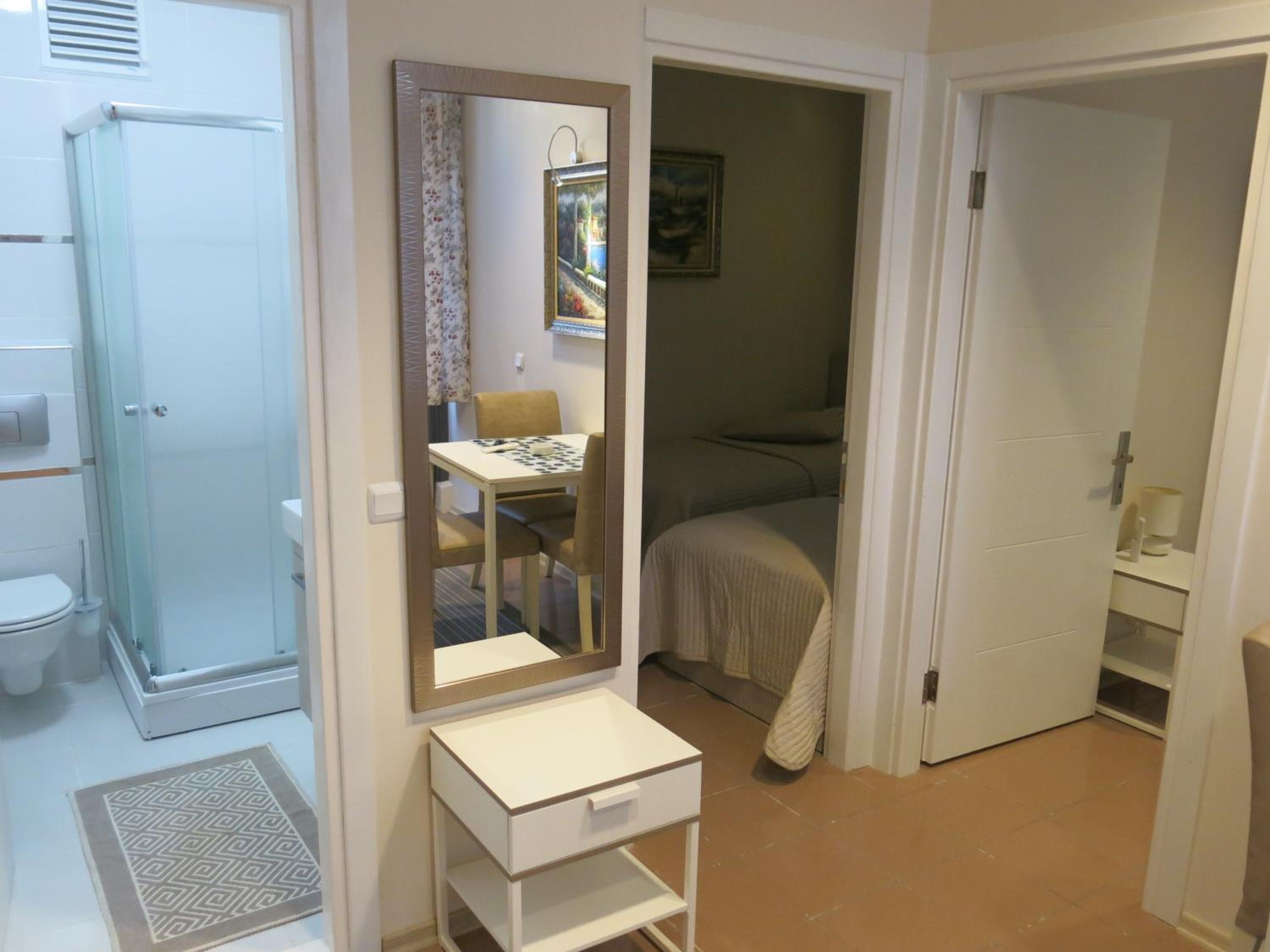Large Family Room - Photo 2
