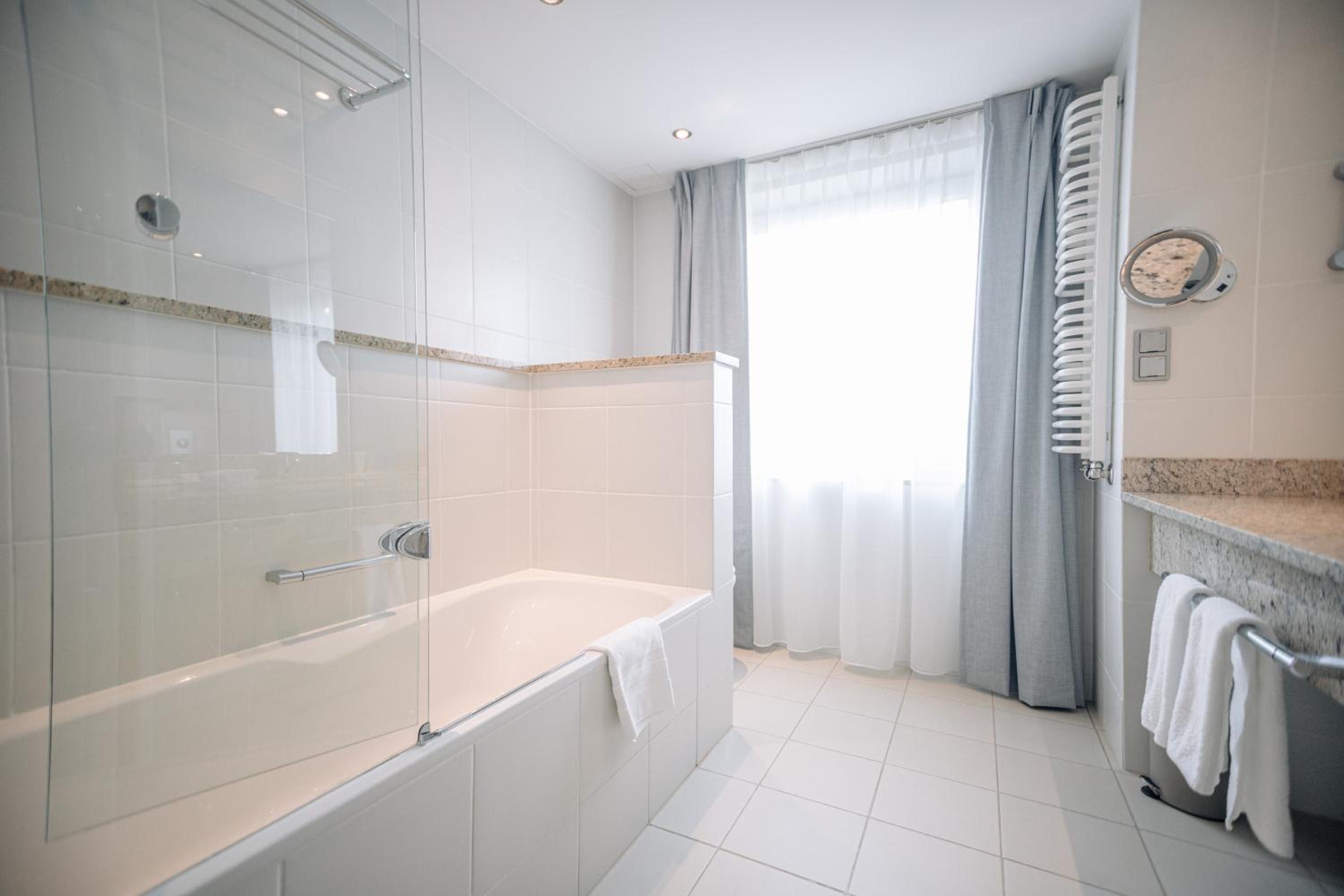 Premium King Room - Photo 6
