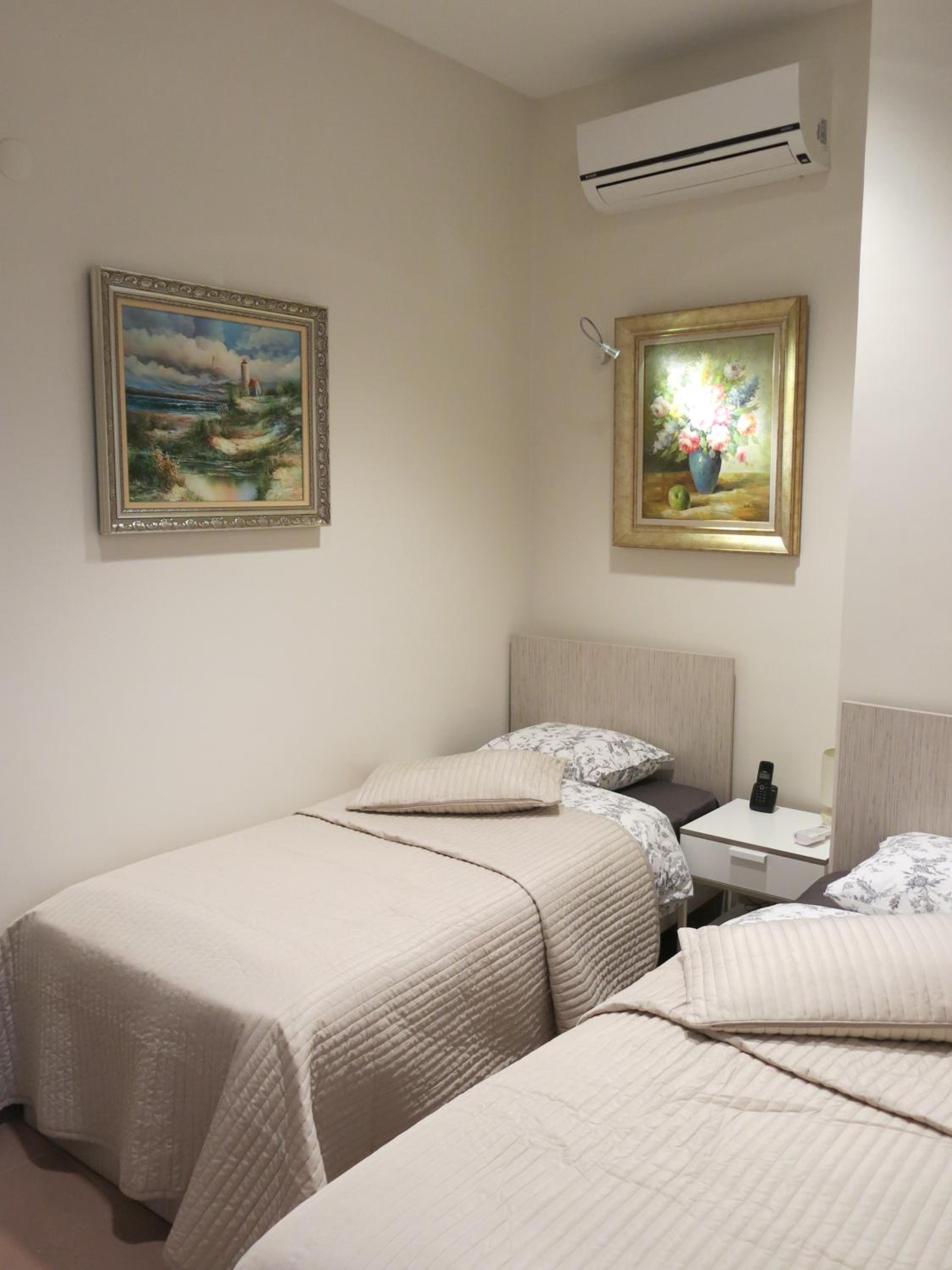 Large Family Room - Photo 11