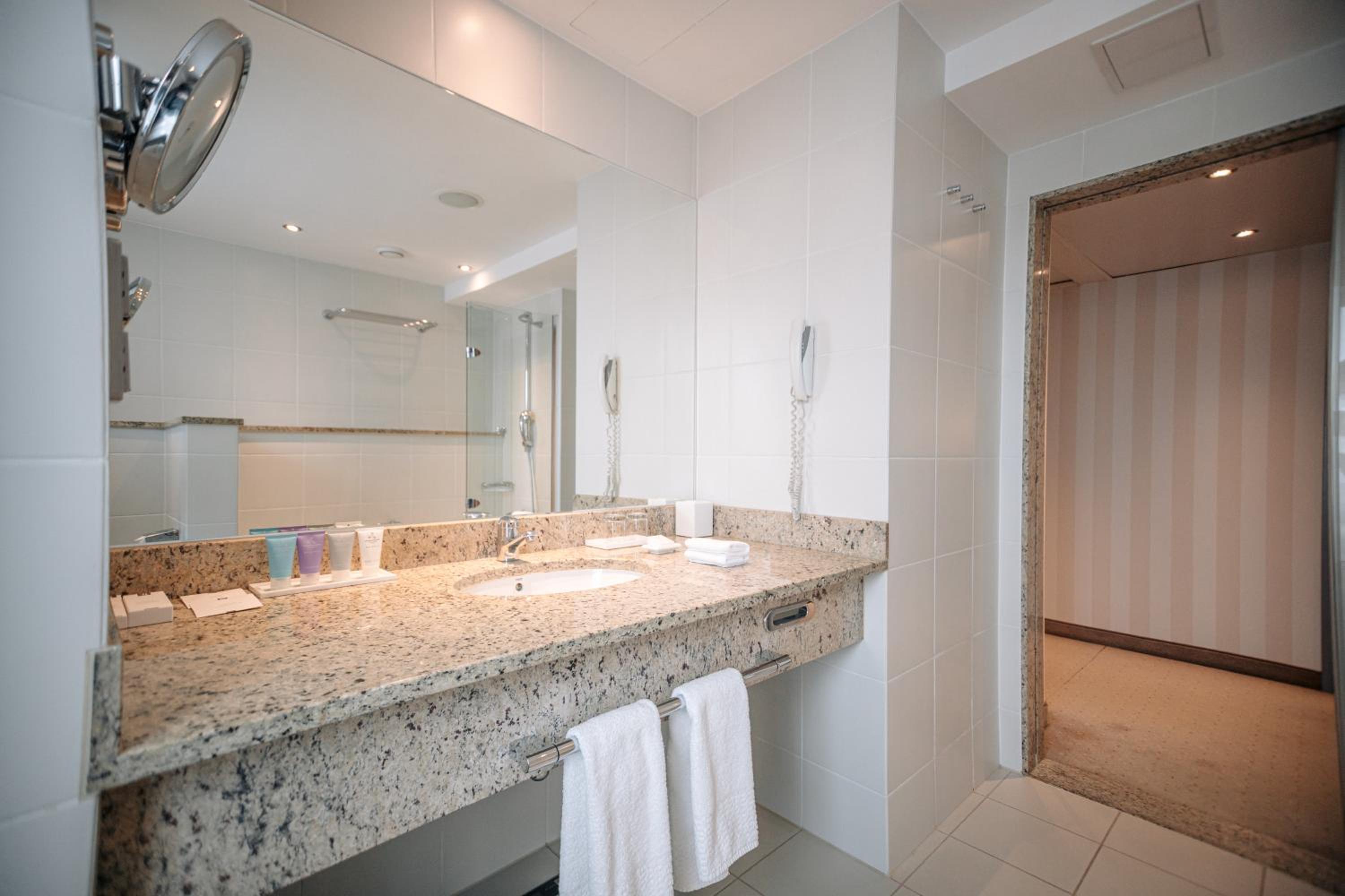 Premium King Room - Photo 5