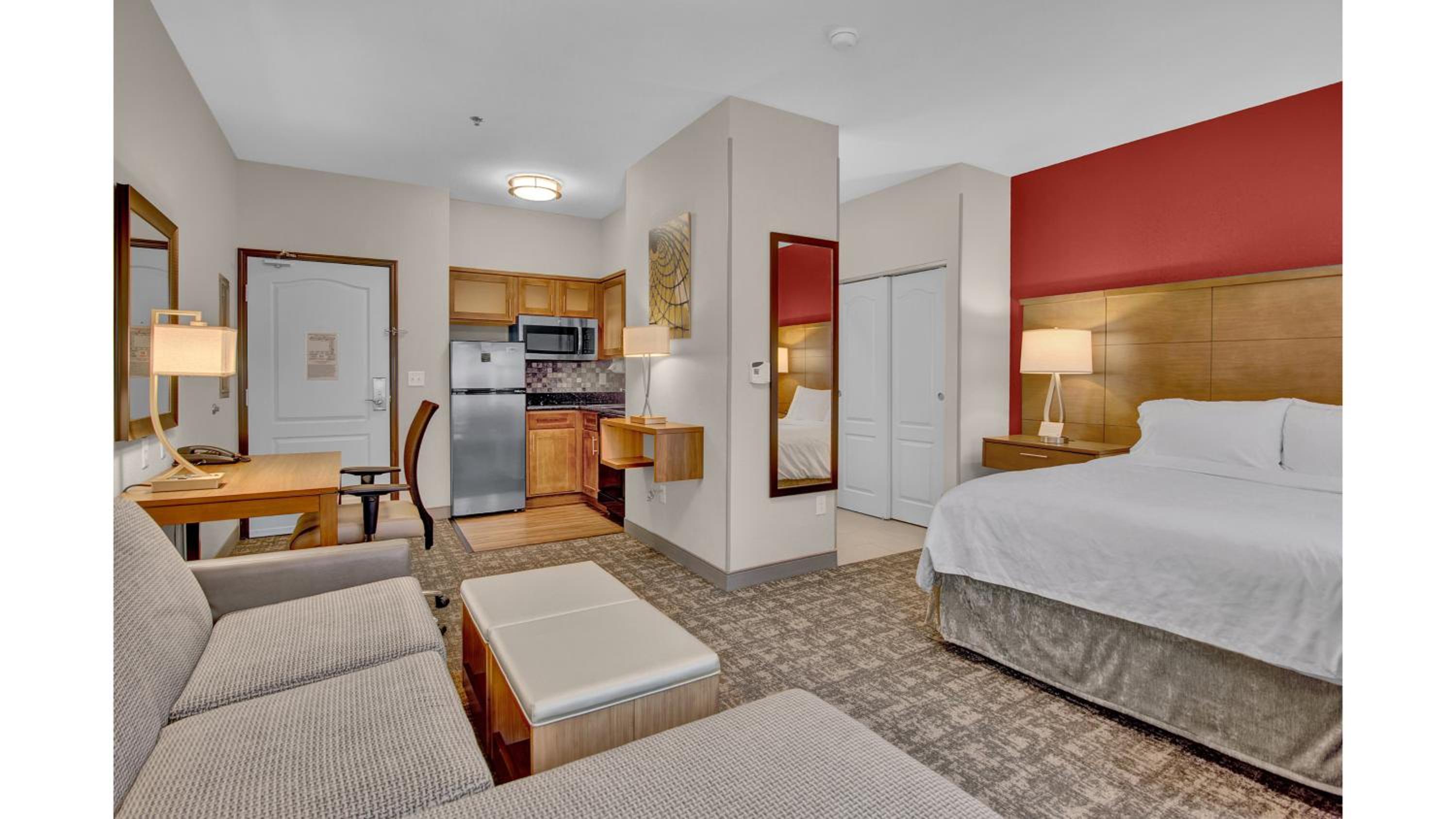 Queen Studio Suite - Photo 4