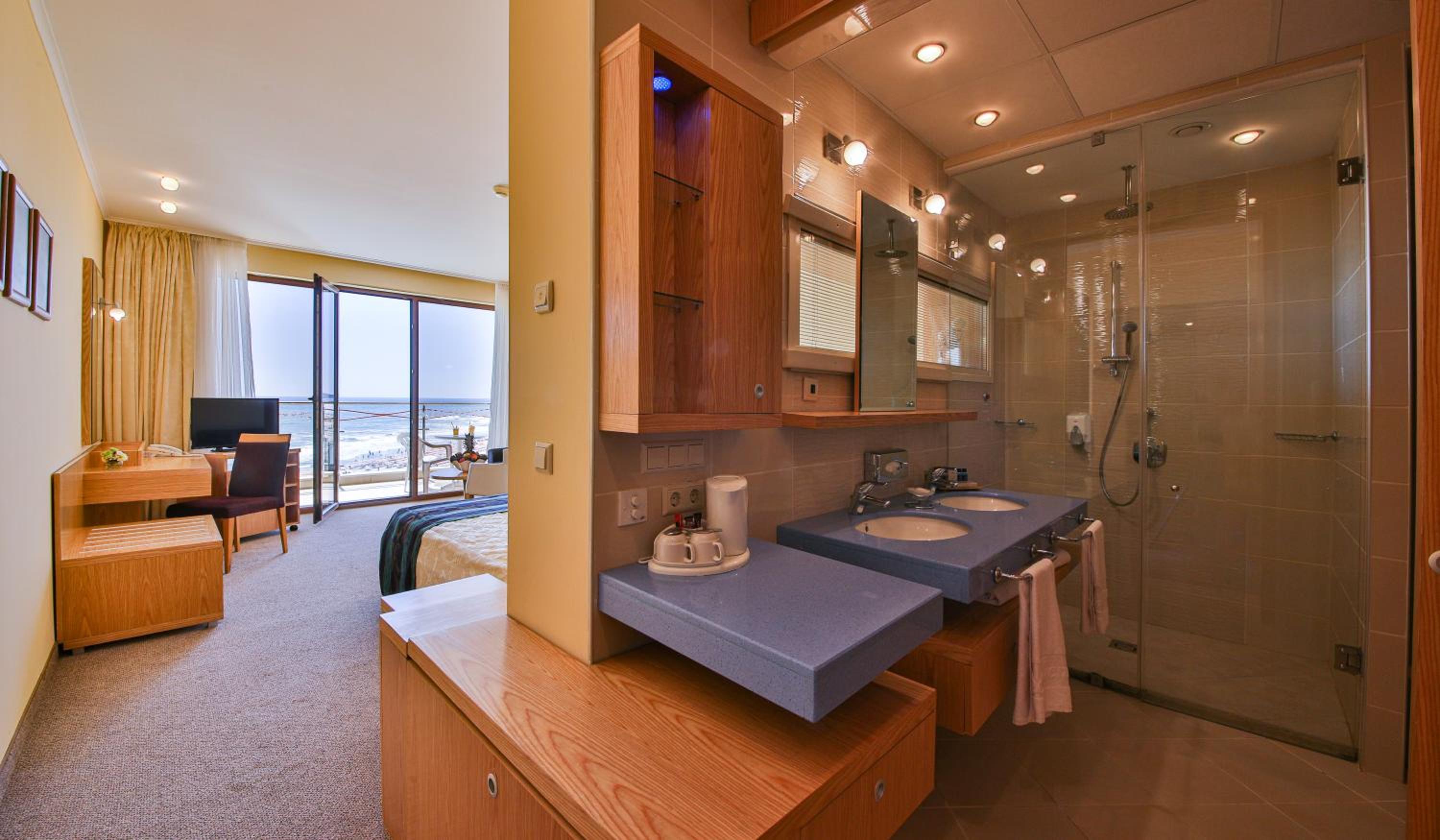 Superior Double Room with Balcony and Sea View photo 2