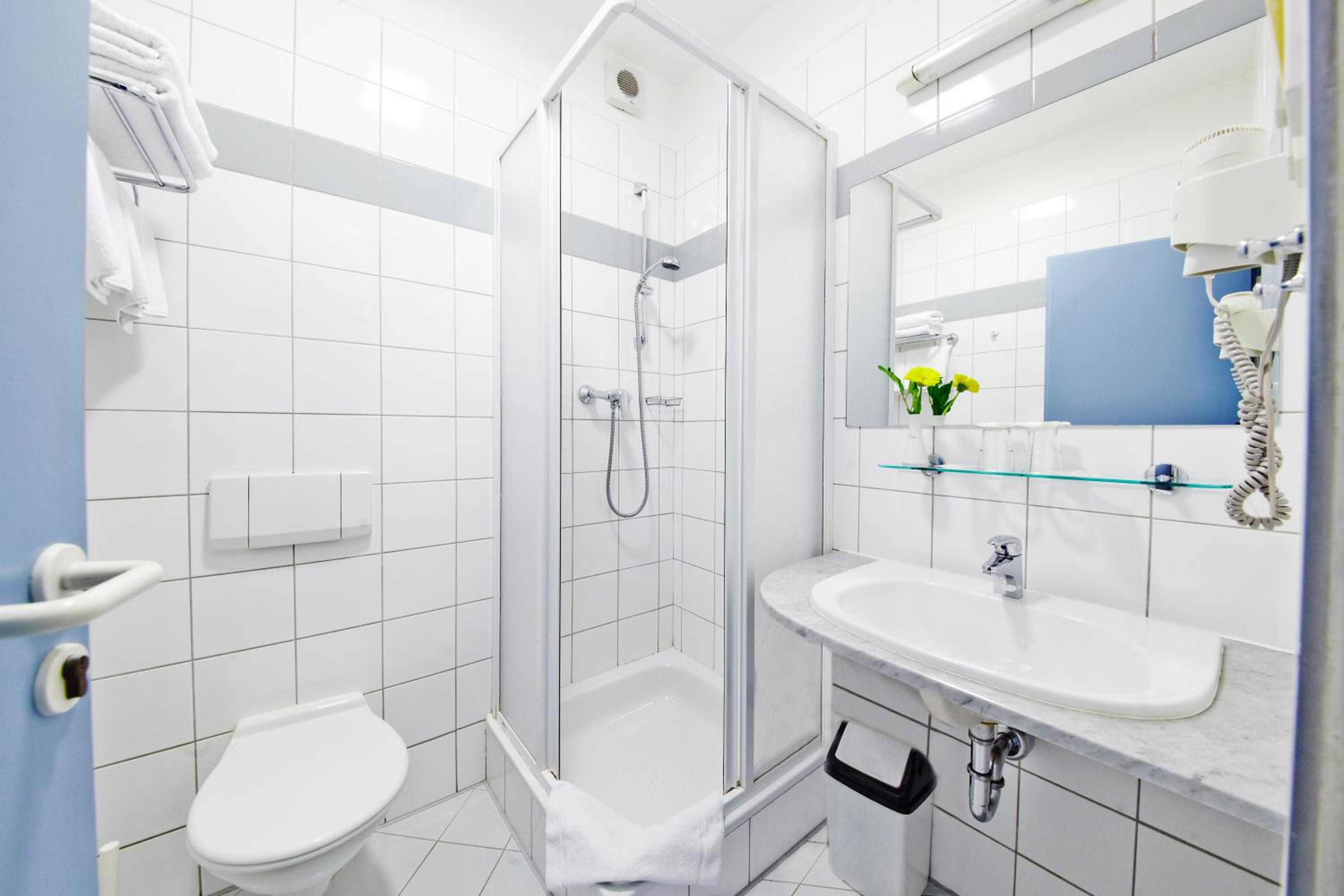 Double or Twin Room - Photo 4