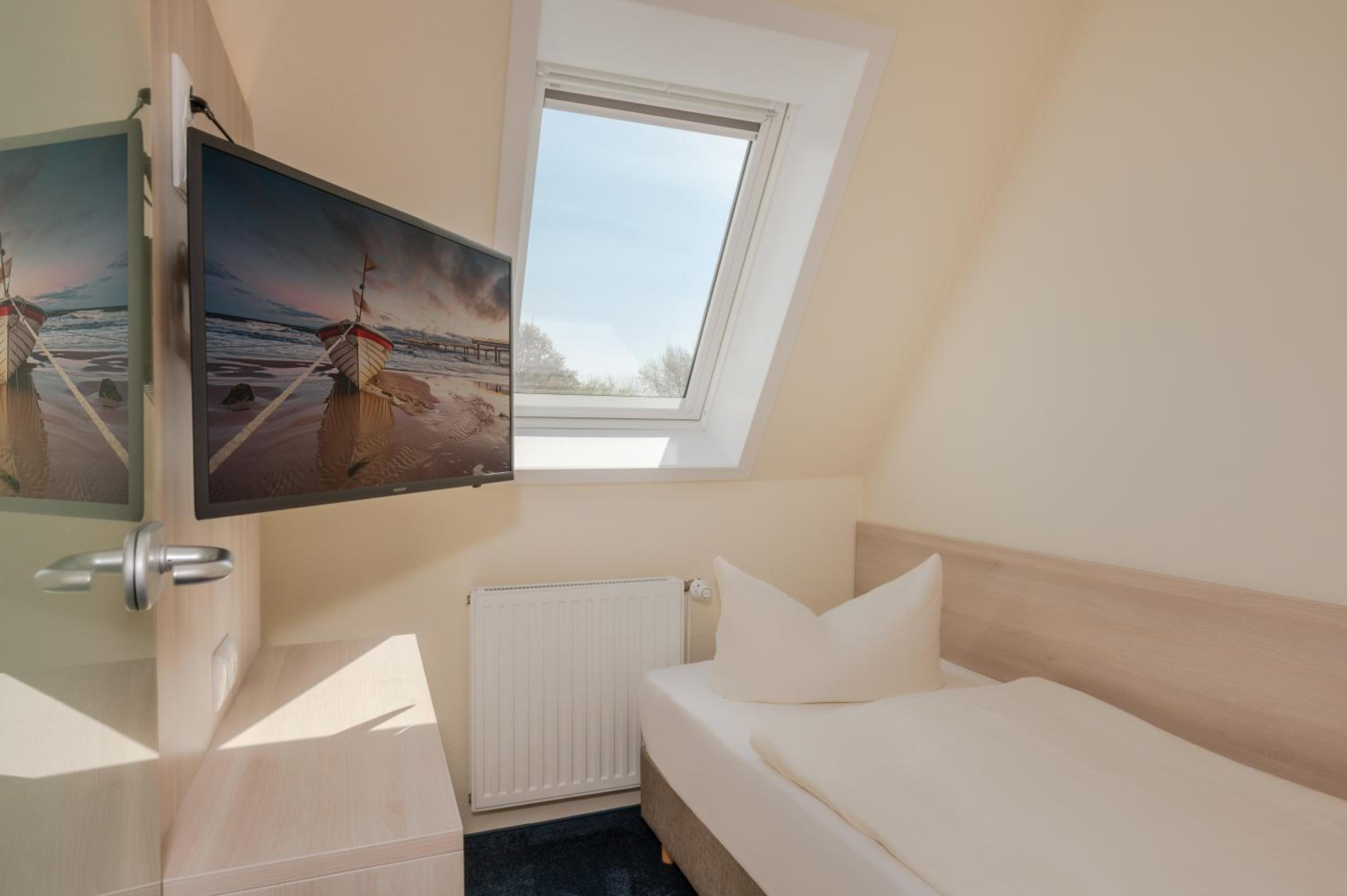 Family Room with Balcony photo 3