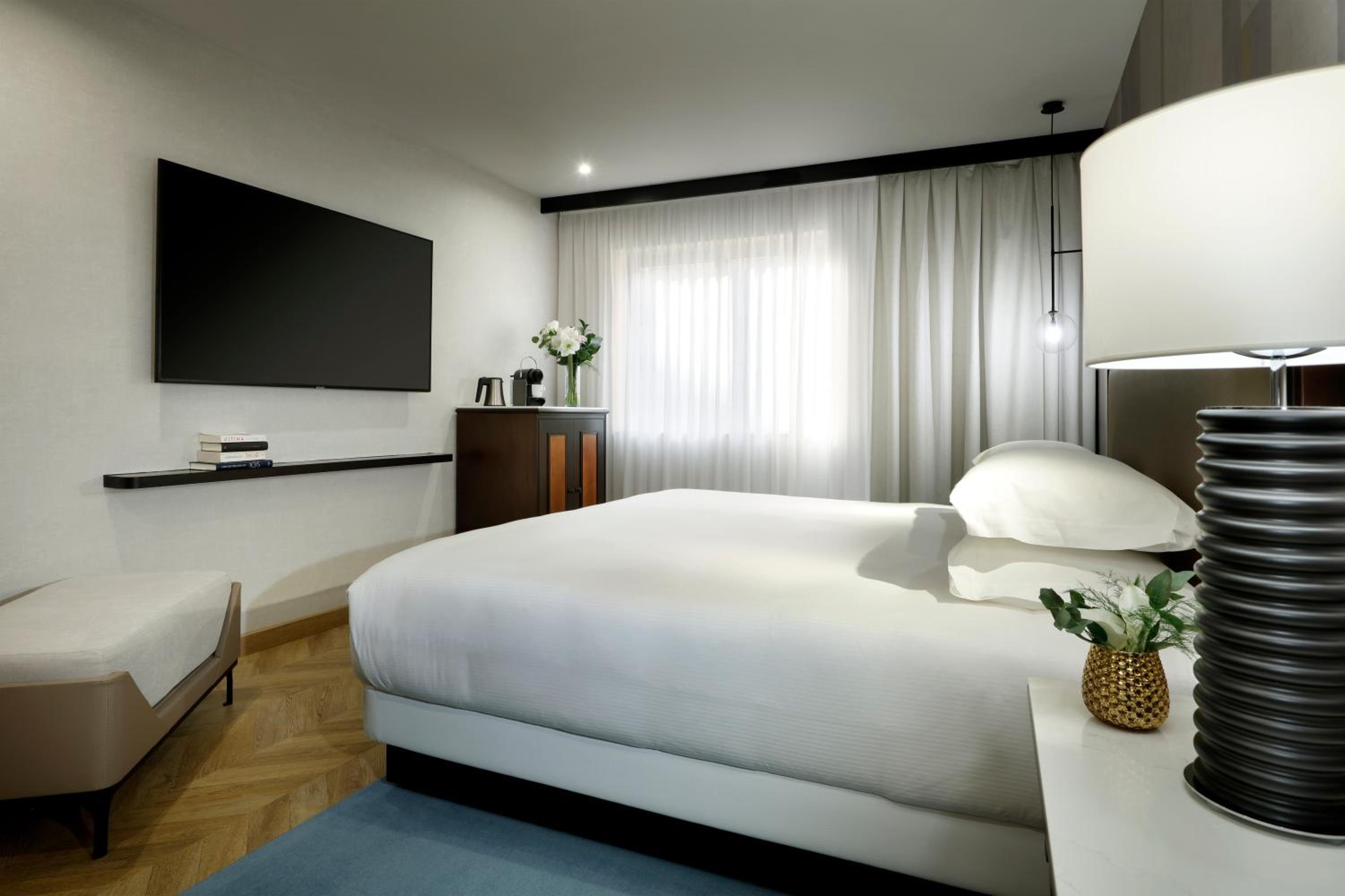 Premium King Room - Photo 6
