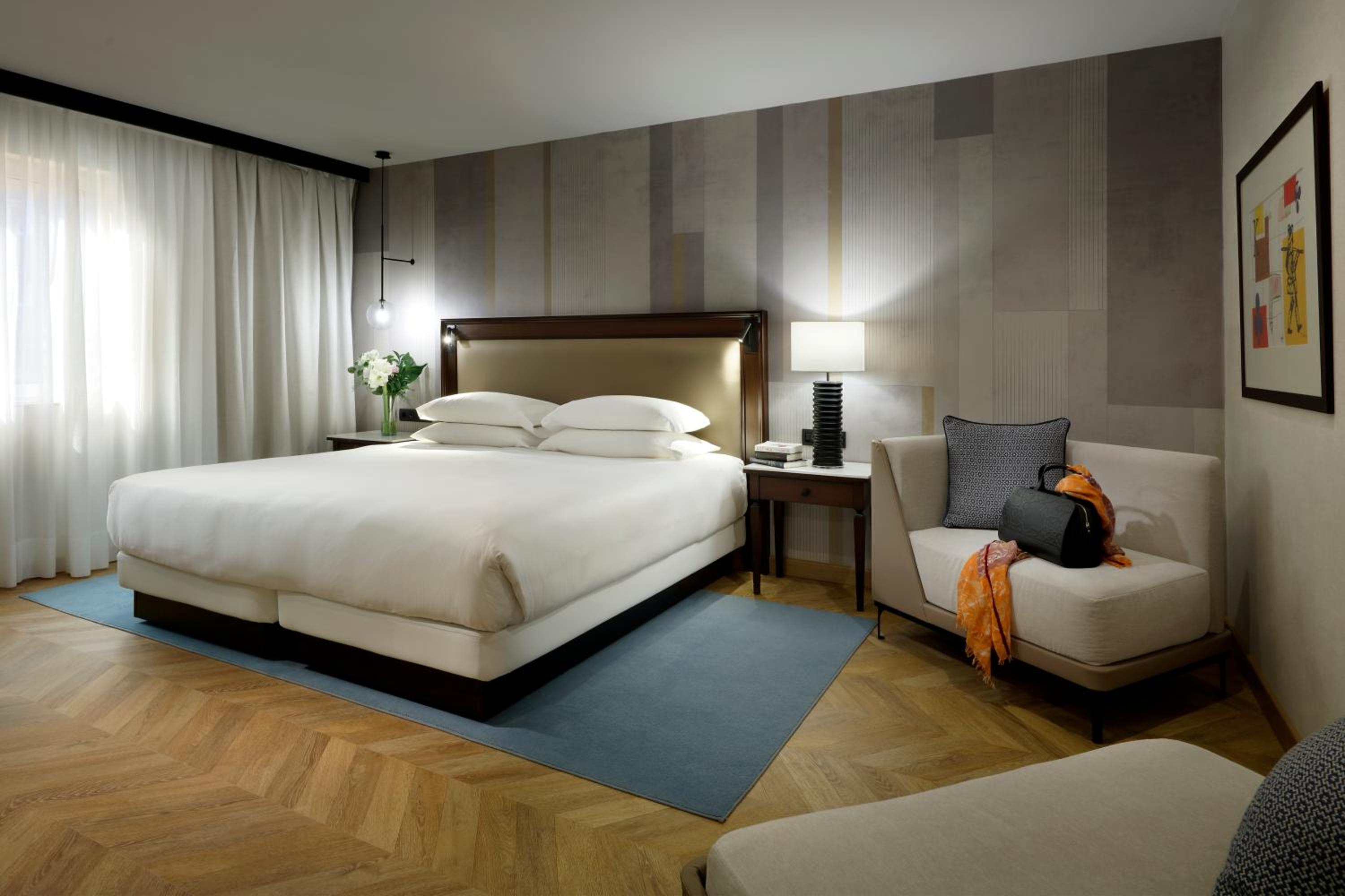 Premium King Room - Photo 7