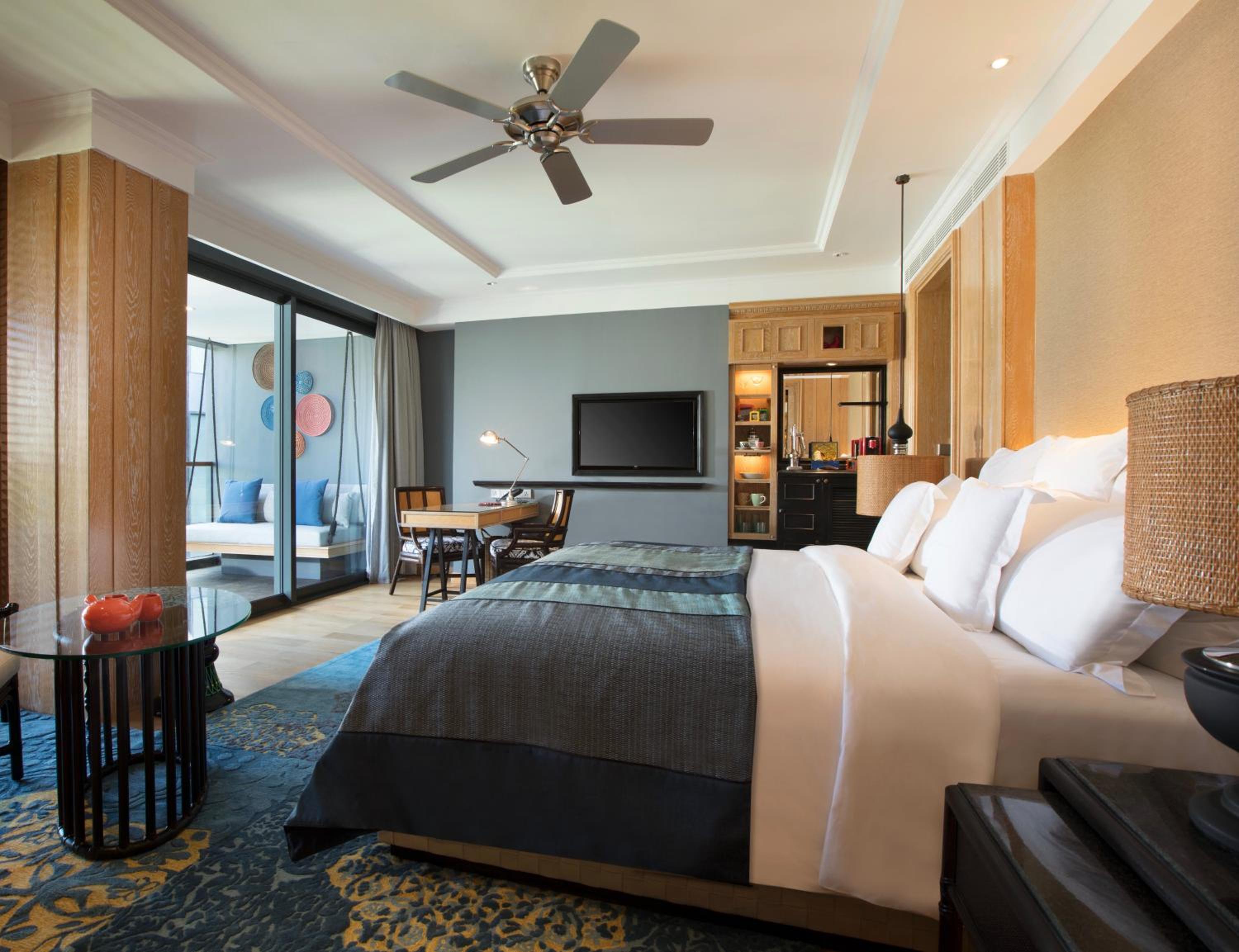 Premium Suite, 1 King Bed thumbnail 6