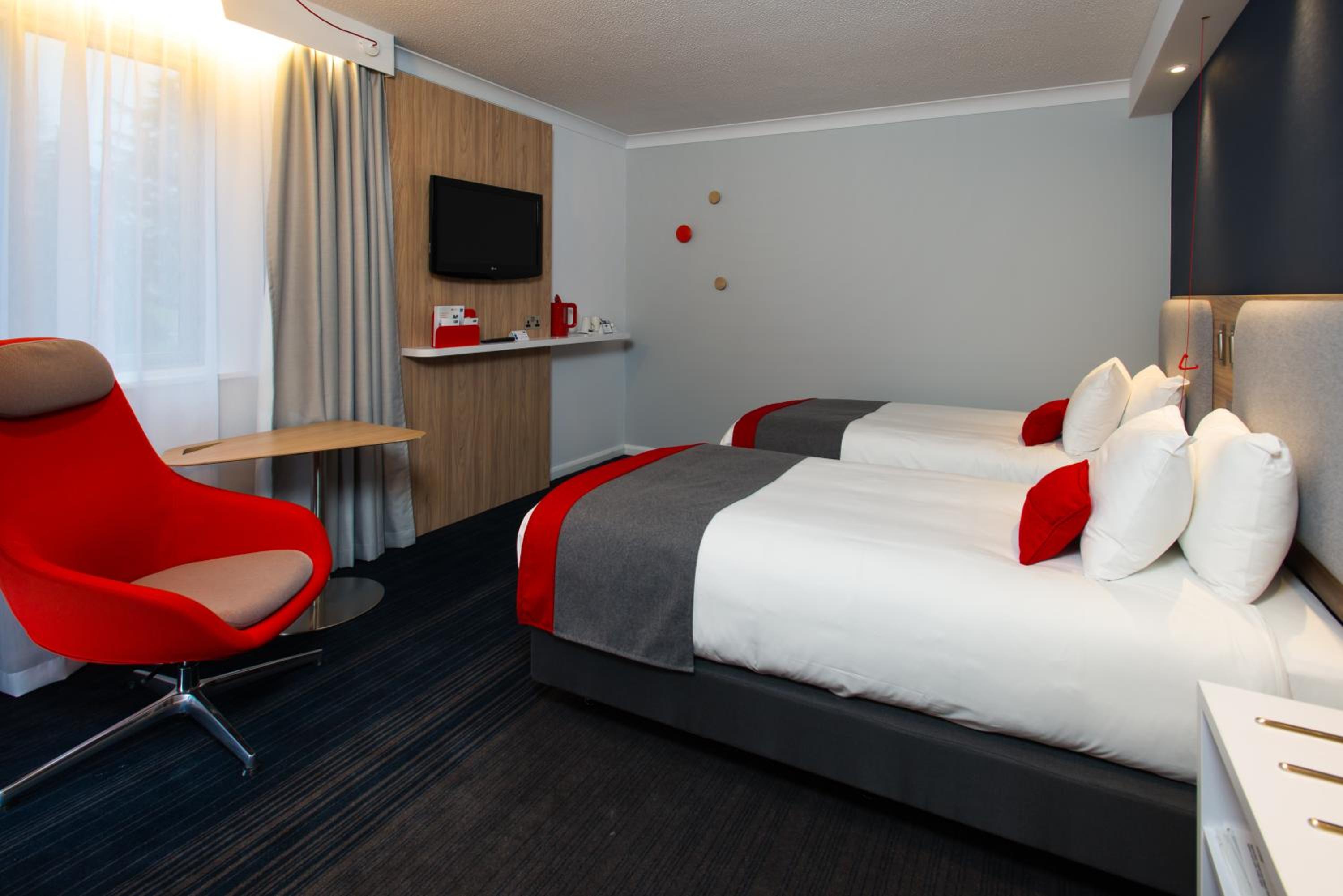 Standard Twin Room with Free Hot Breakfast - Accessible photo 2