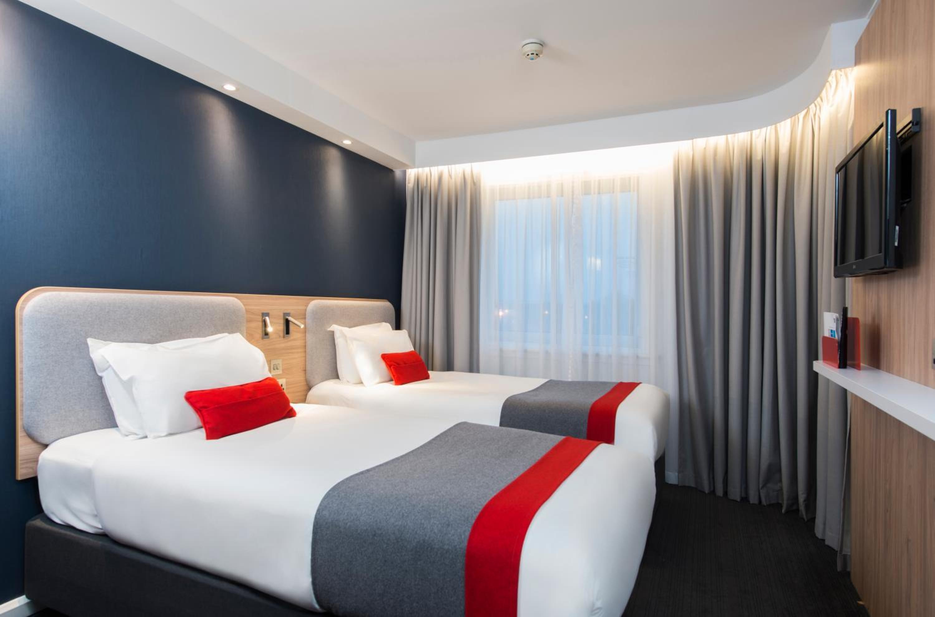 Standard Twin Room with Free Hot Breakfast - Photo 1