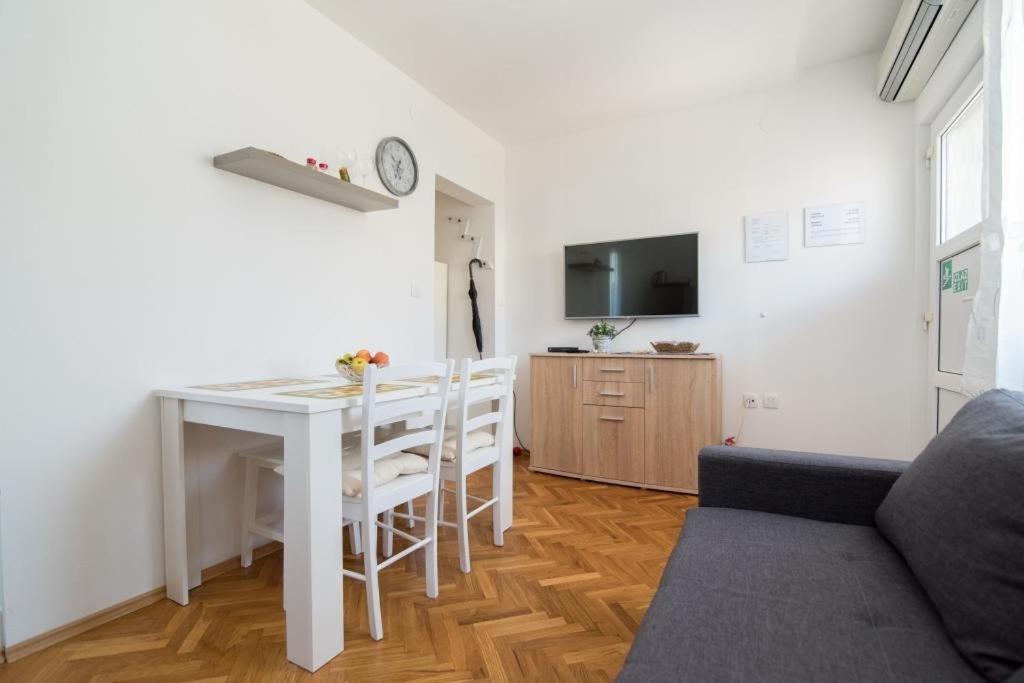 One Bedroom Apartment with Terrace photo 2
