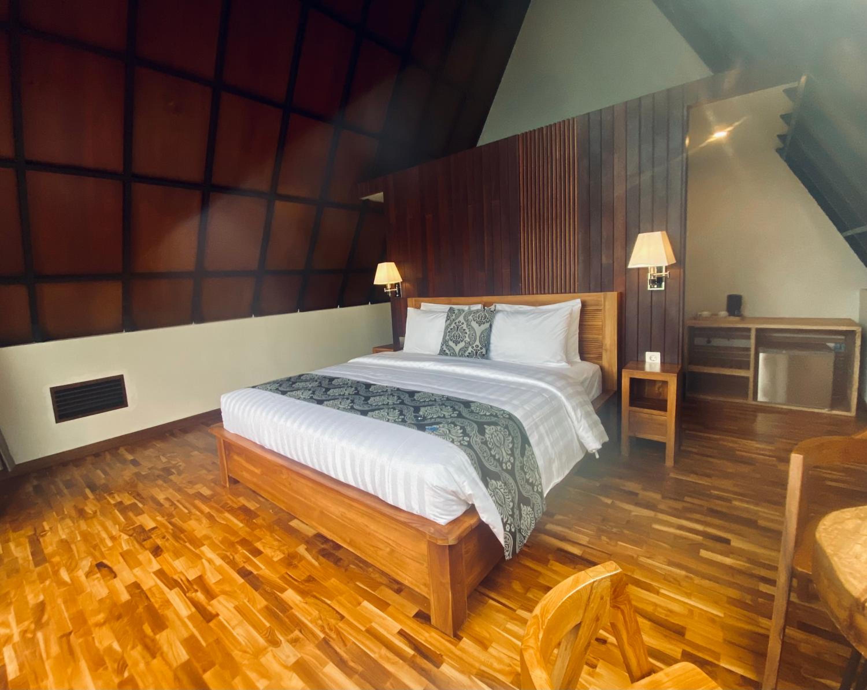 King Suite with Balcony - Photo 1