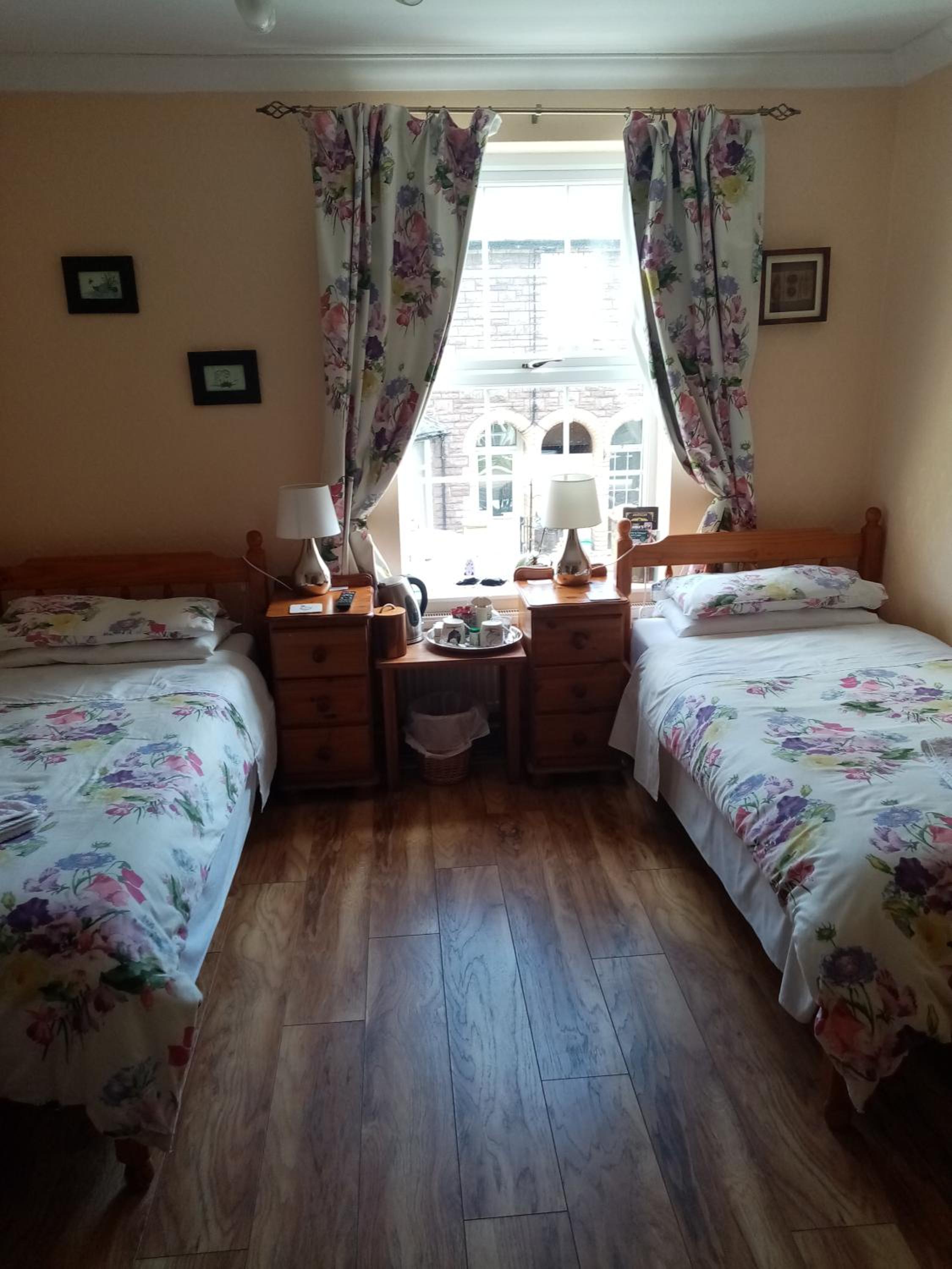Twin Room - Photo 2