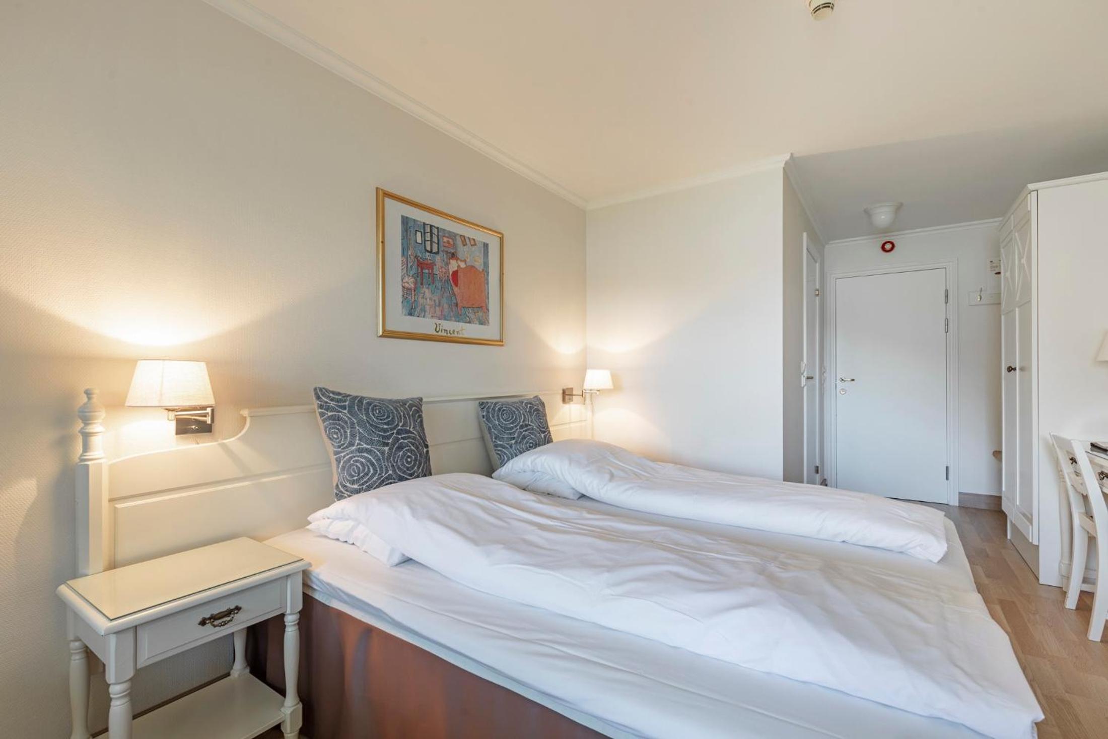 Twin room with balcony and fjord view photo 2