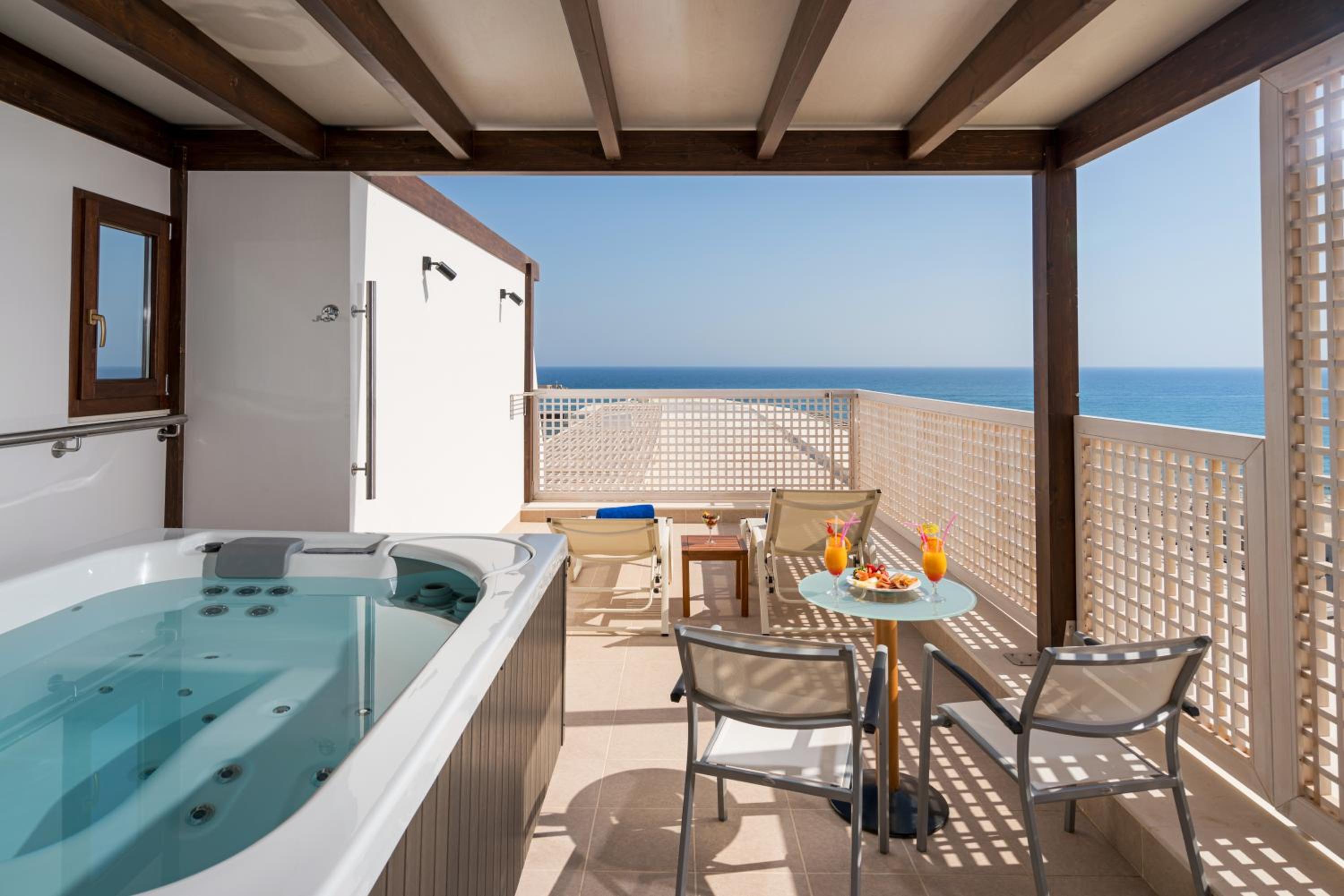 Deluxe Suite with Spa Bath - Photo 4
