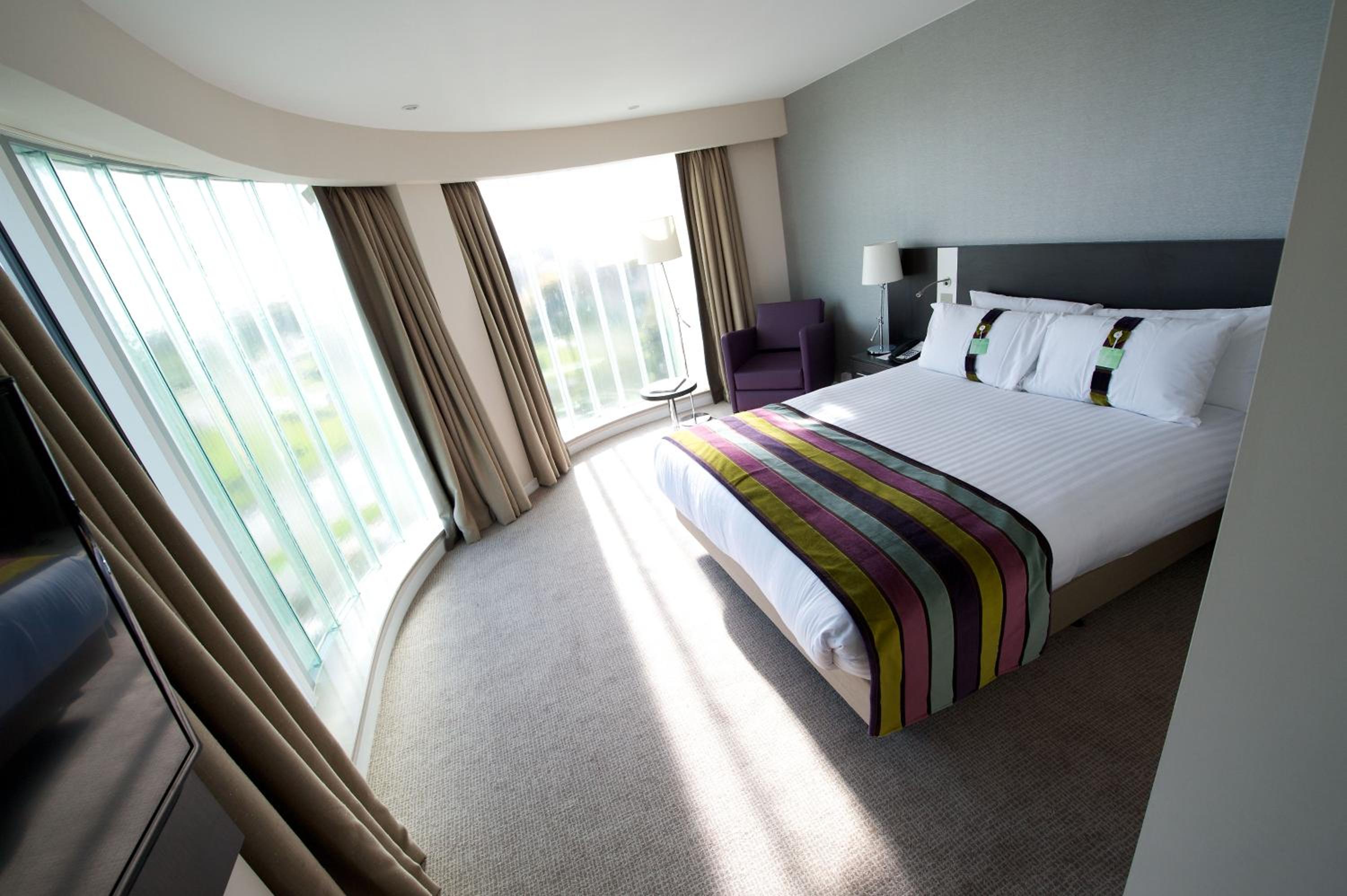 Premium King Room with City View - Photo 3