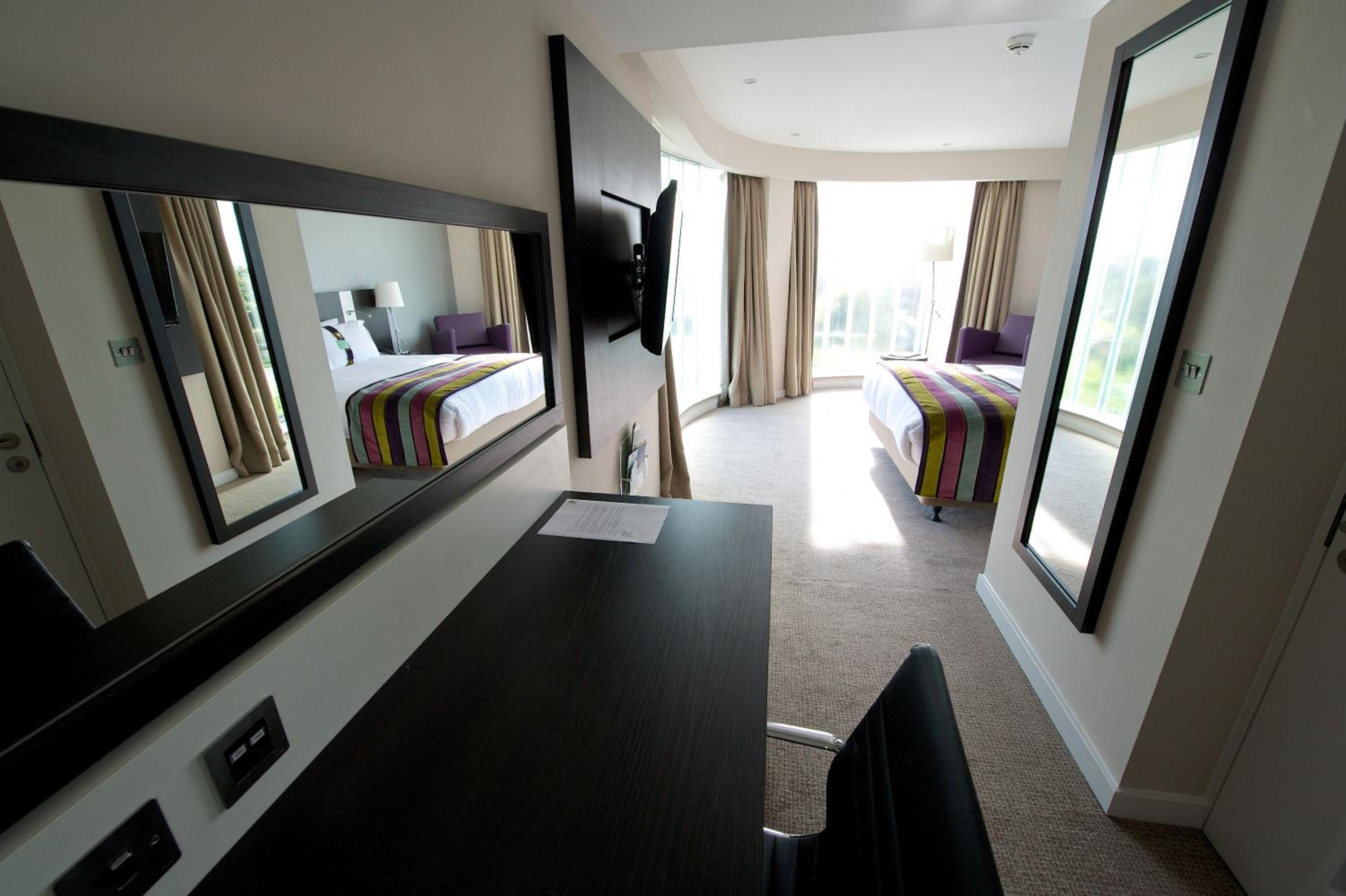 Premium King Room with City View - Photo 4