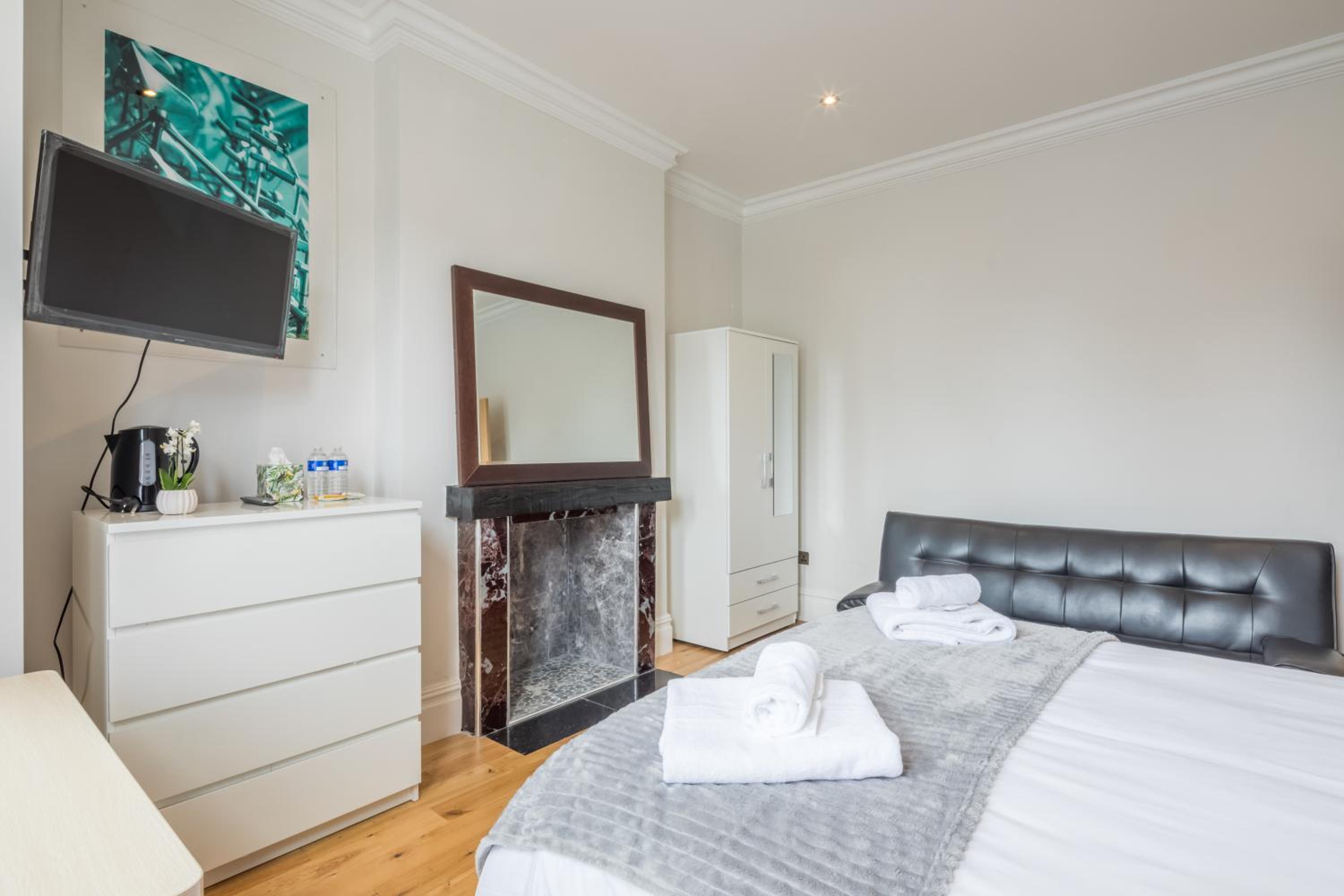 Double Room with Shared Bathroom photo 2