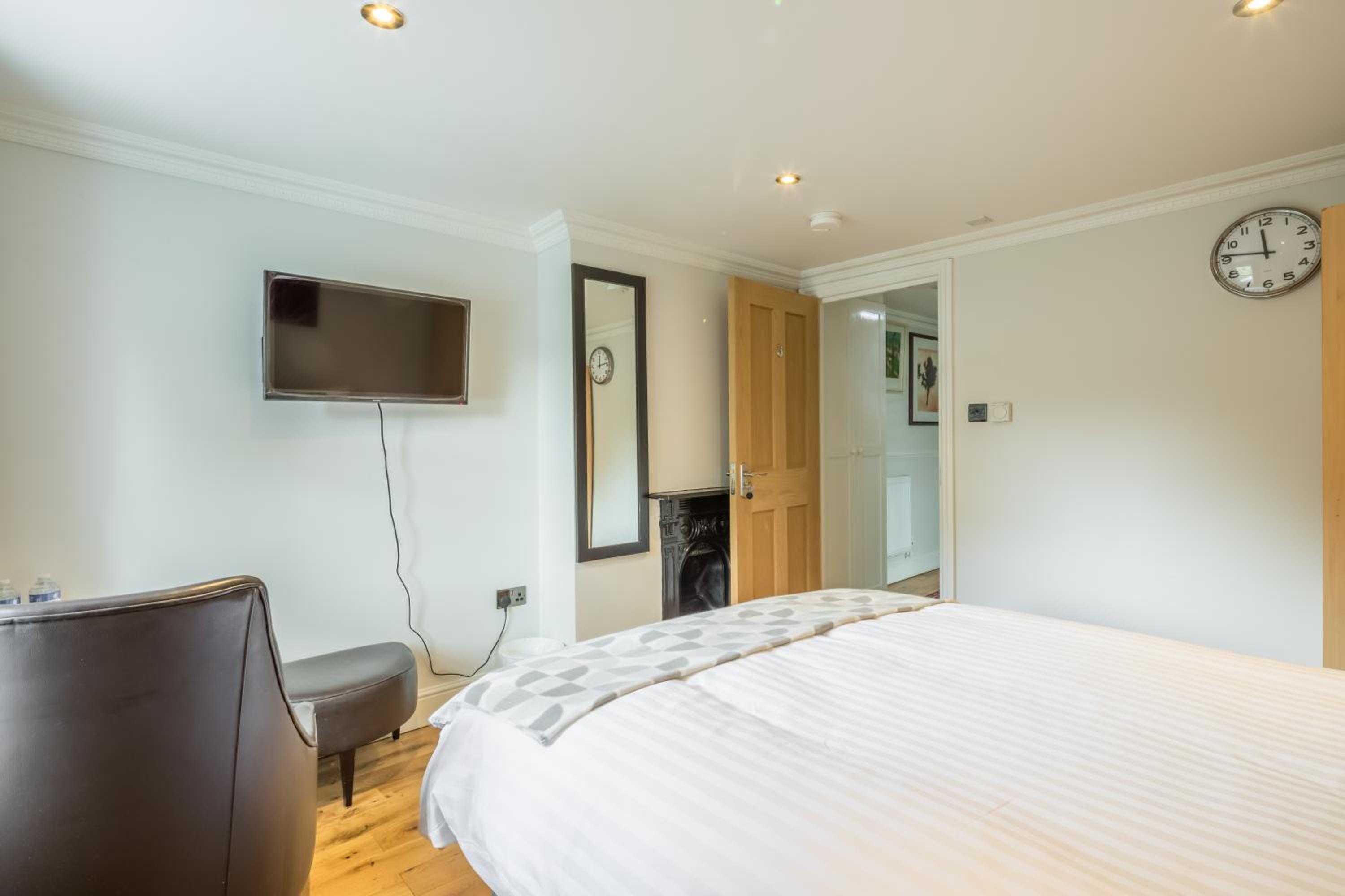 Double Room with Shared Bathroom photo 1