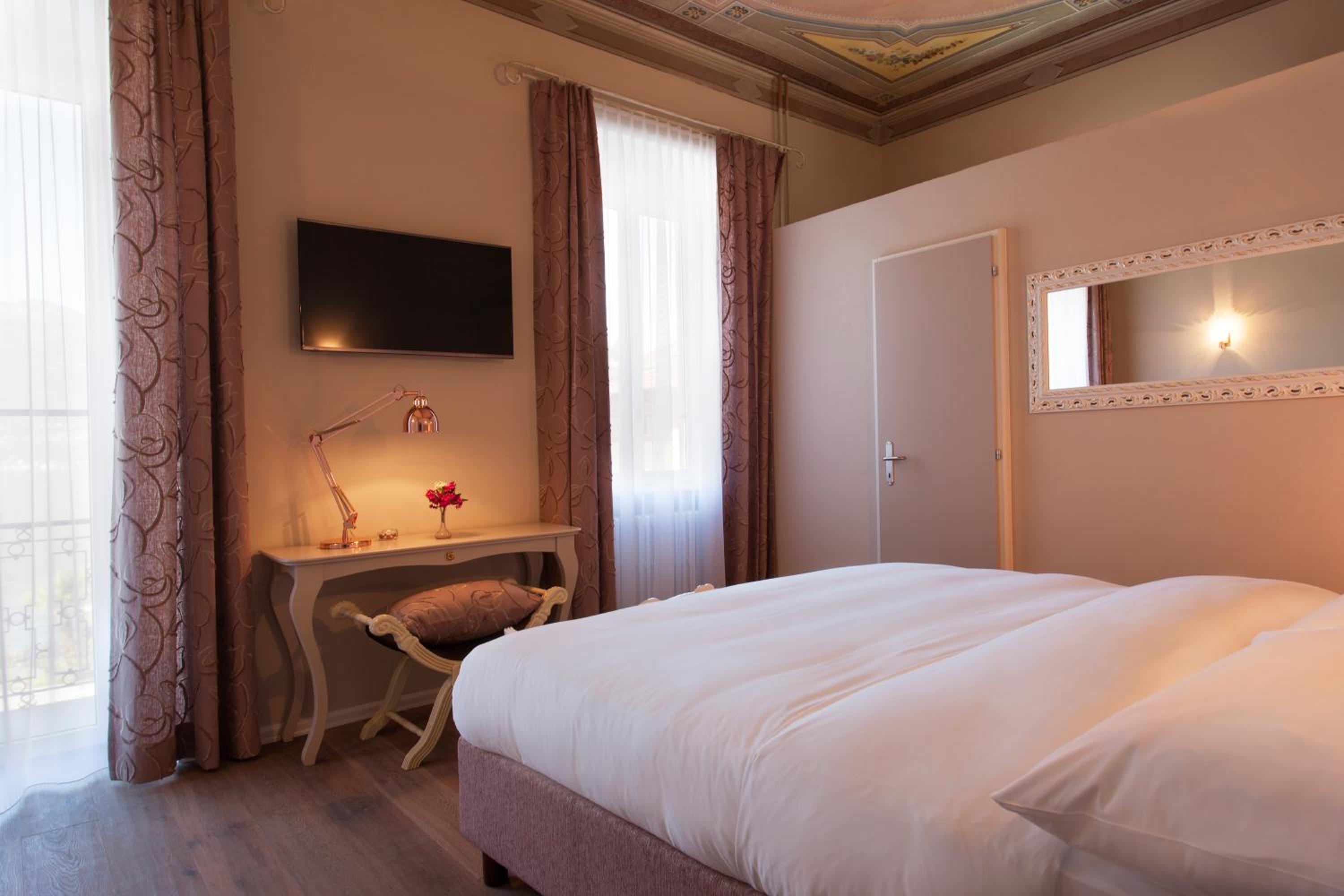 Superior Double Room with Lake View - Photo 1