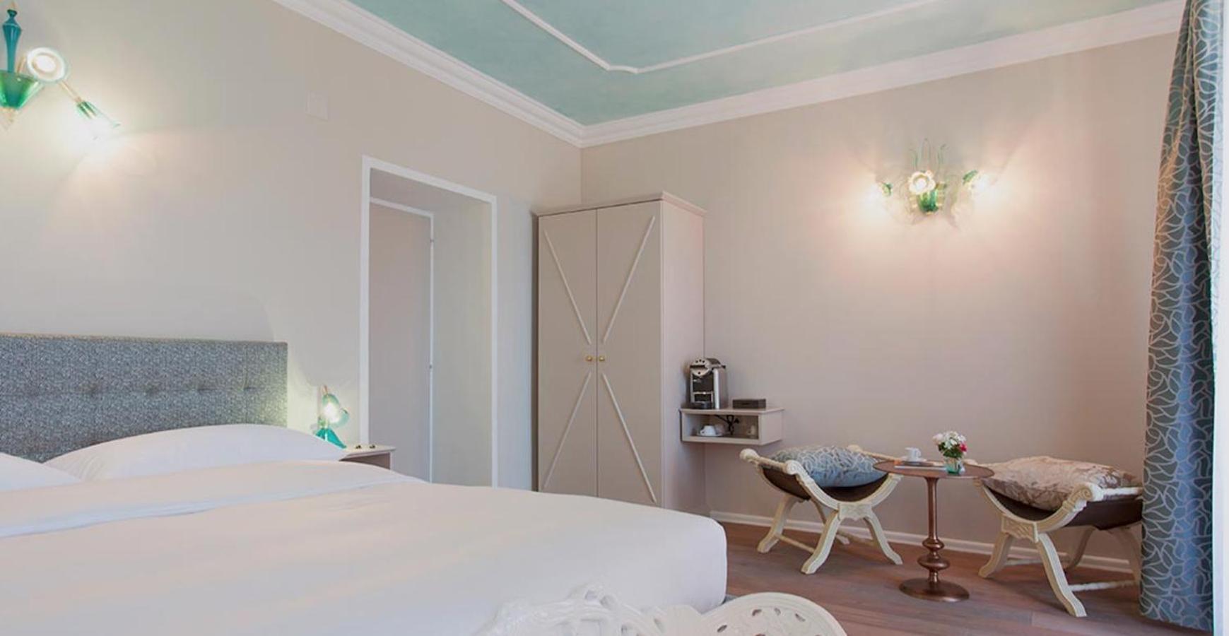 Double Room with Lake View - Photo 4