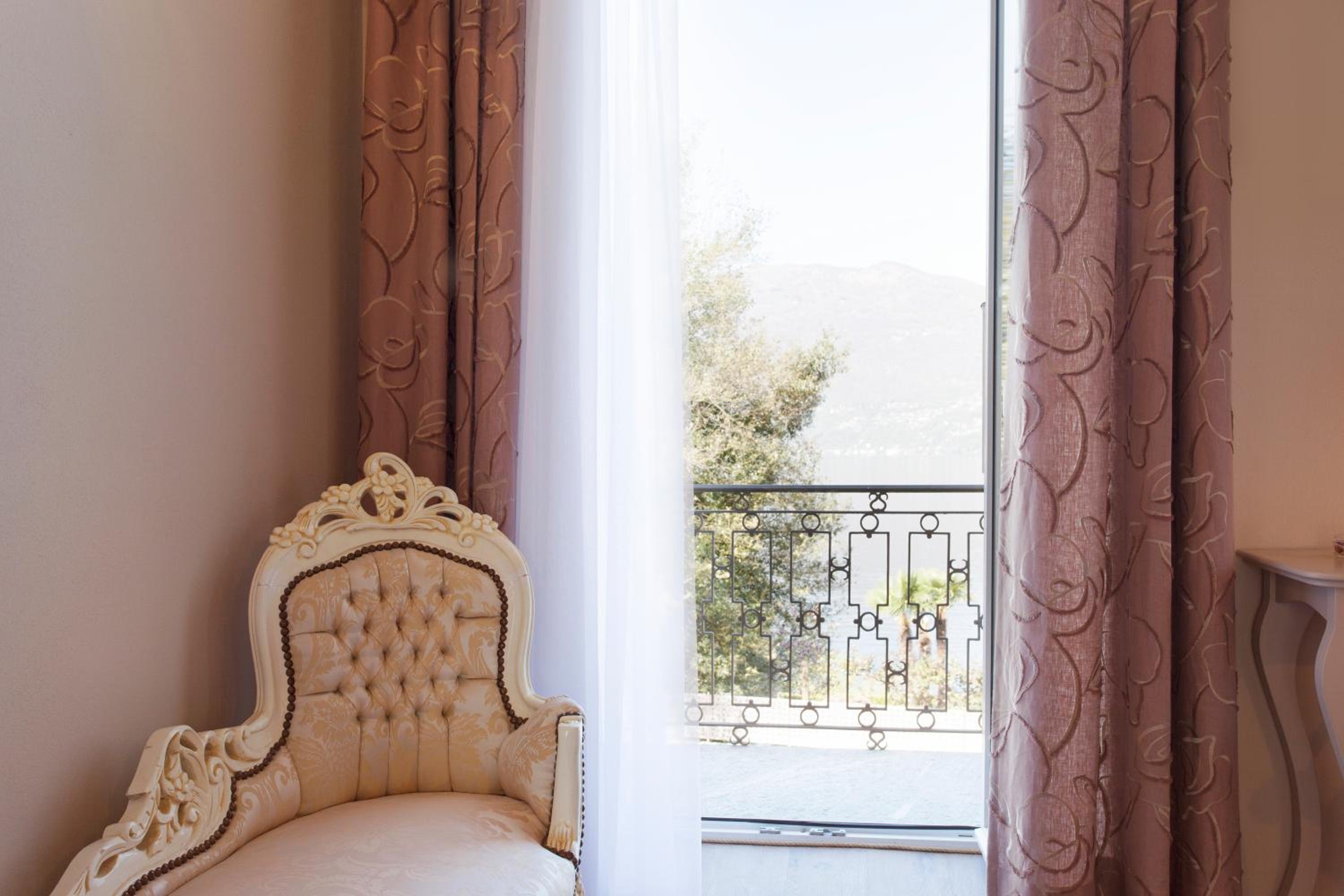 Superior Double Room with Lake View - Photo 3