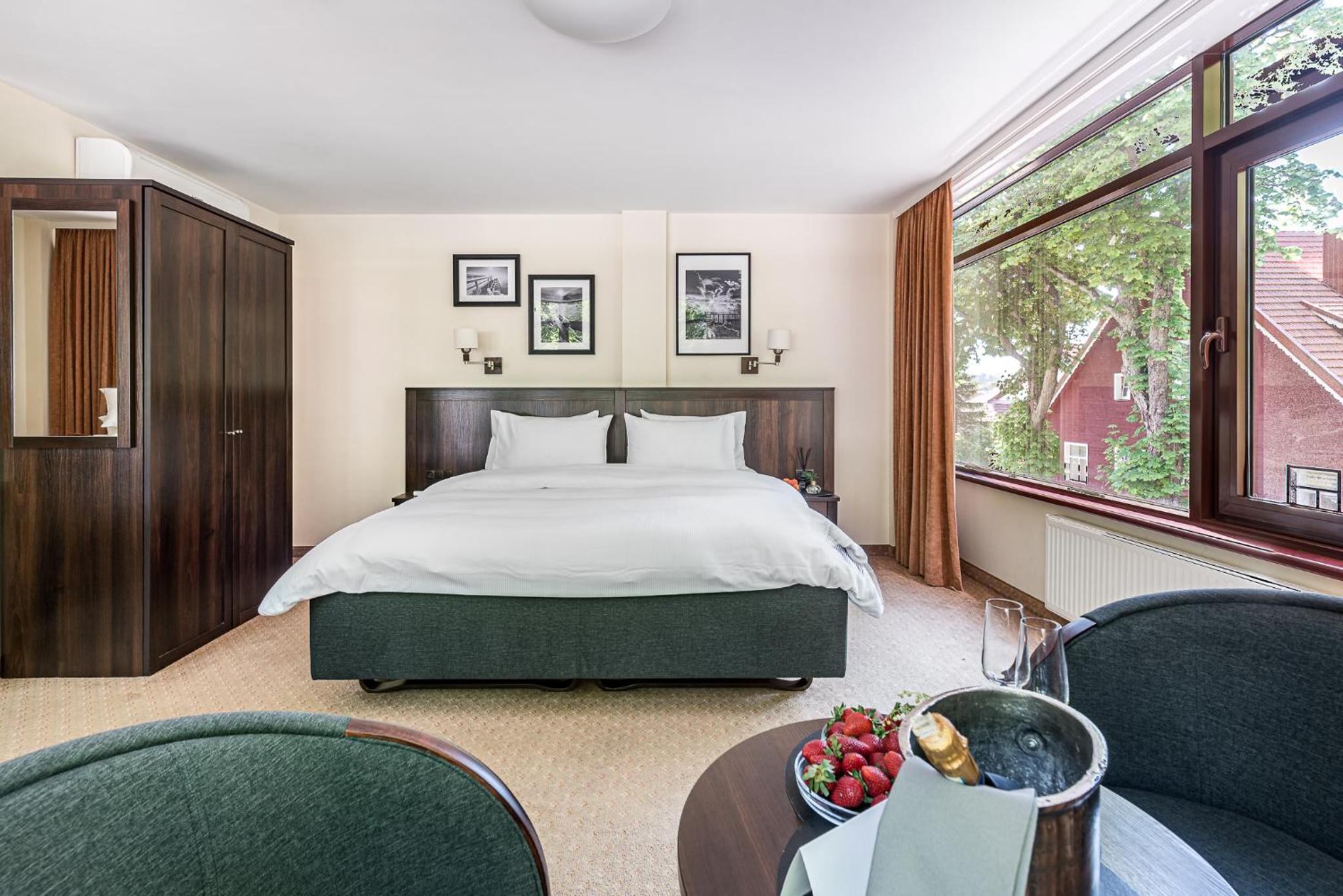 Superior Suite with Spa Access - Photo 4