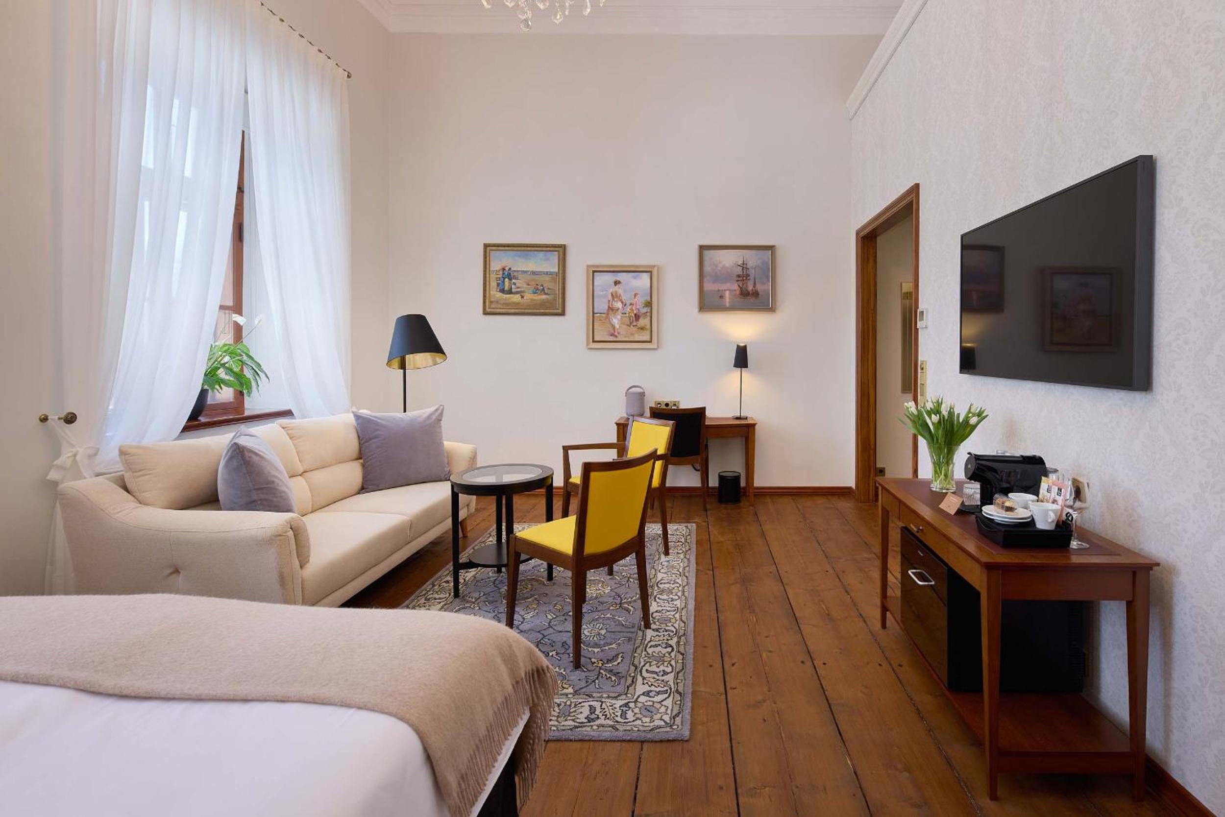 Junior Suite with Spa Access - Photo 10