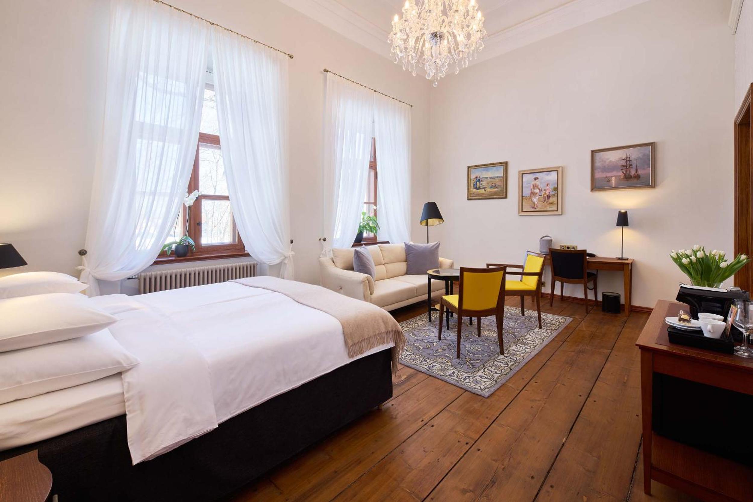 Junior Suite with Spa Access - Photo 11