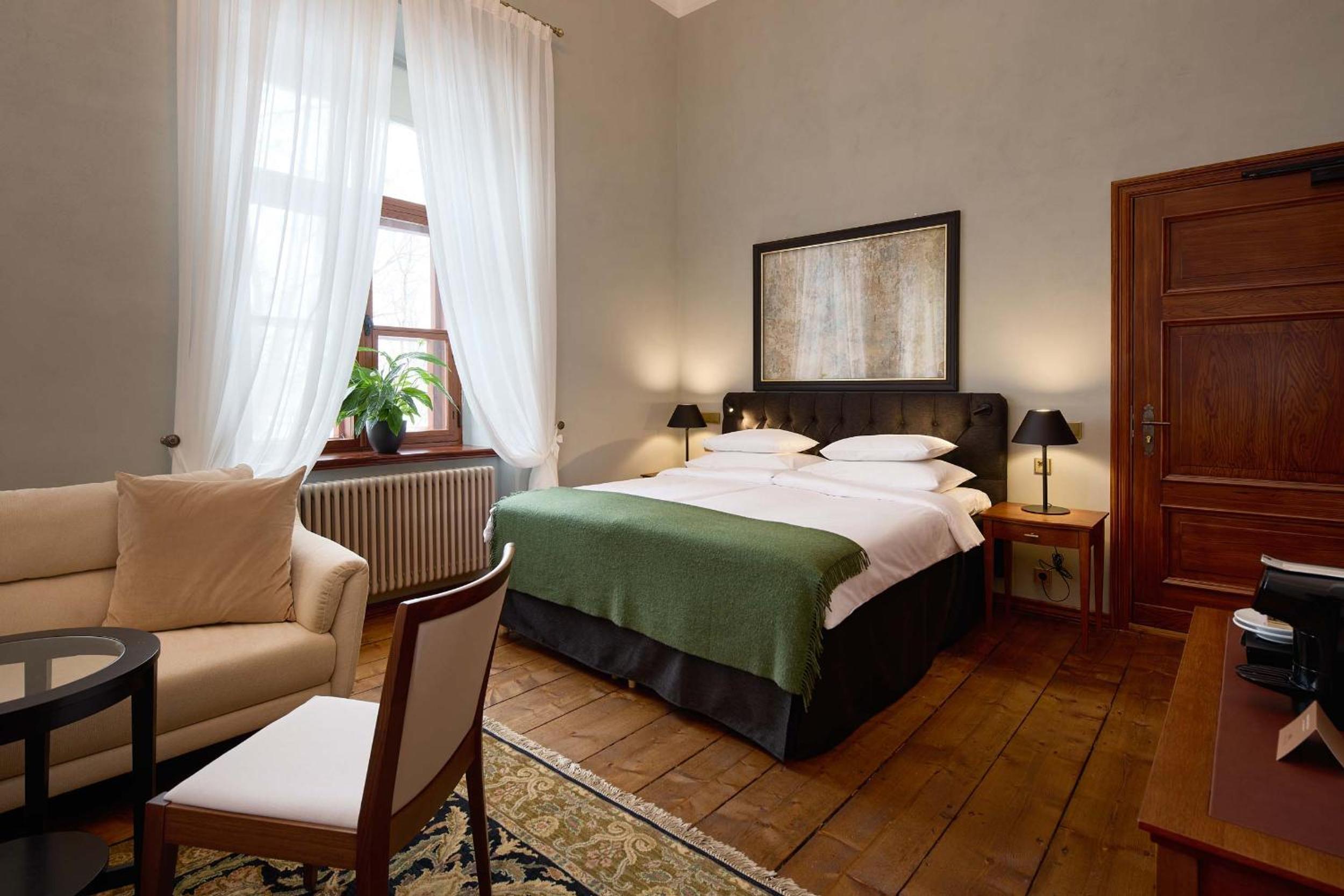 Junior Suite with Spa Access - Photo 26