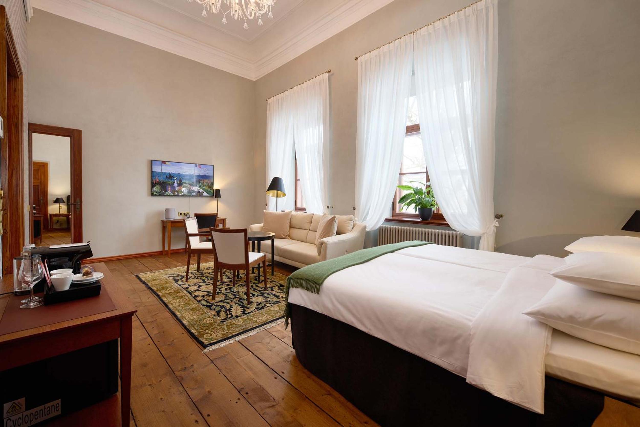 Junior Suite with Spa Access - Photo 29