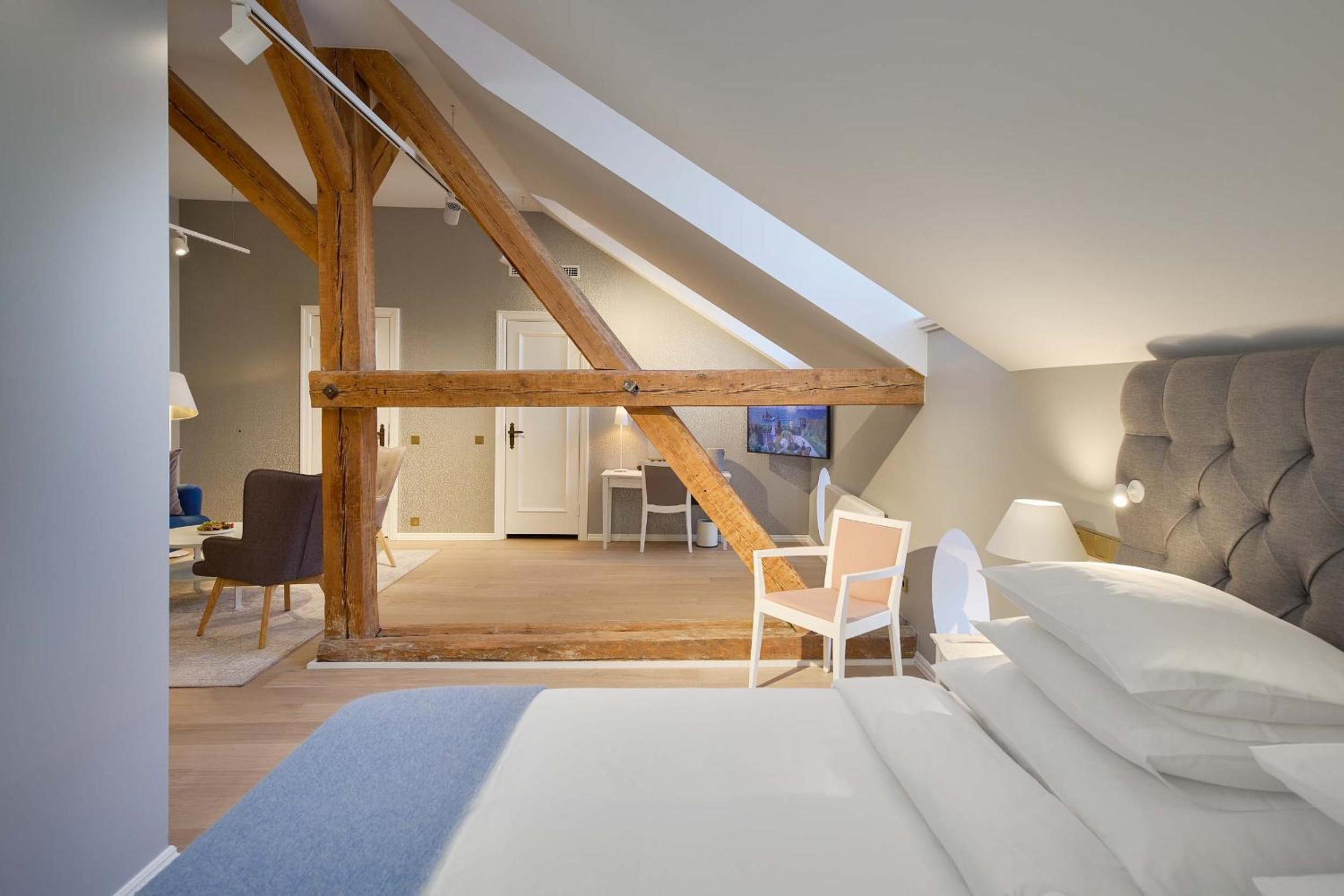 Junior Suite with Spa Access - Photo 30