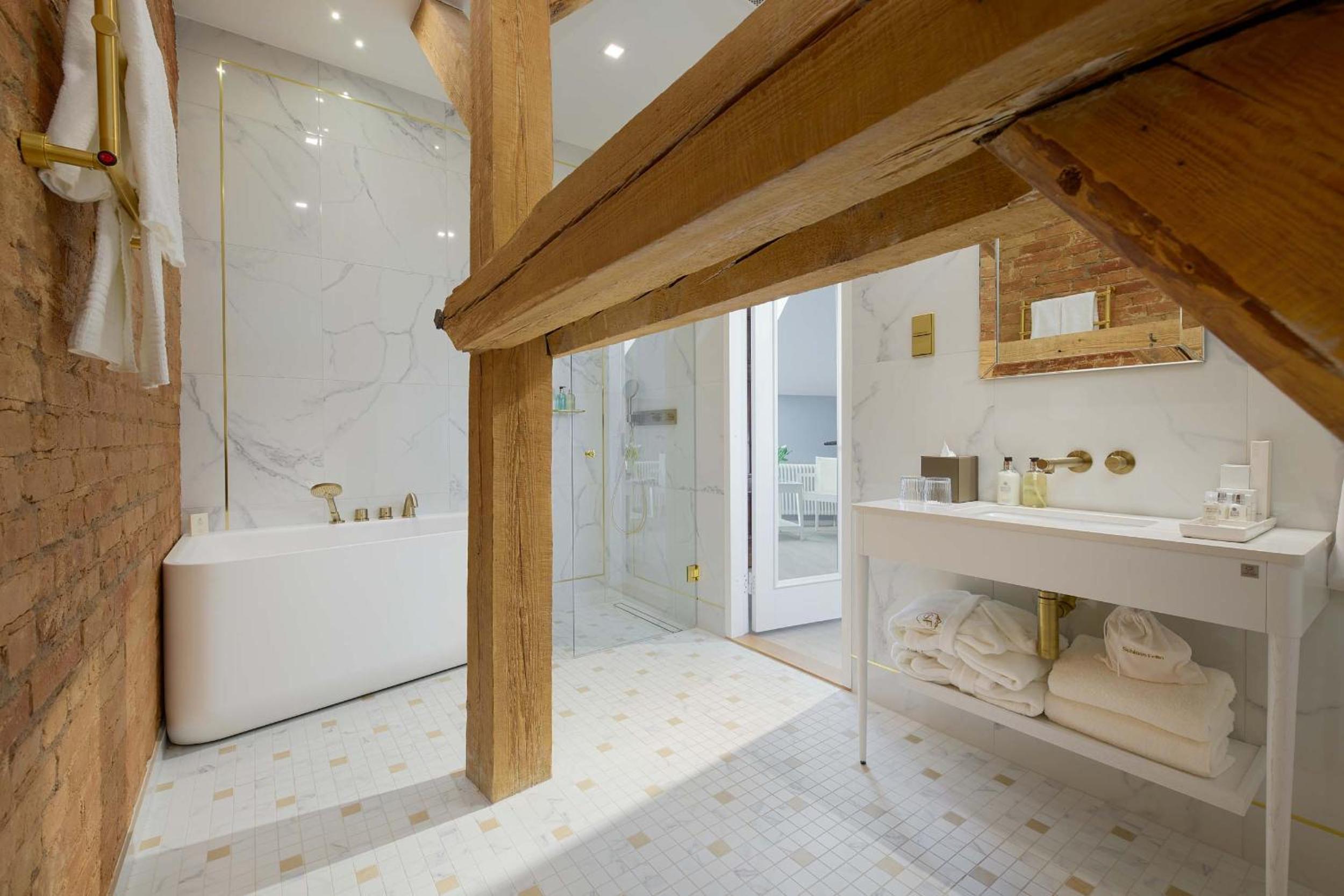 Junior Suite with Spa Access - Photo 37