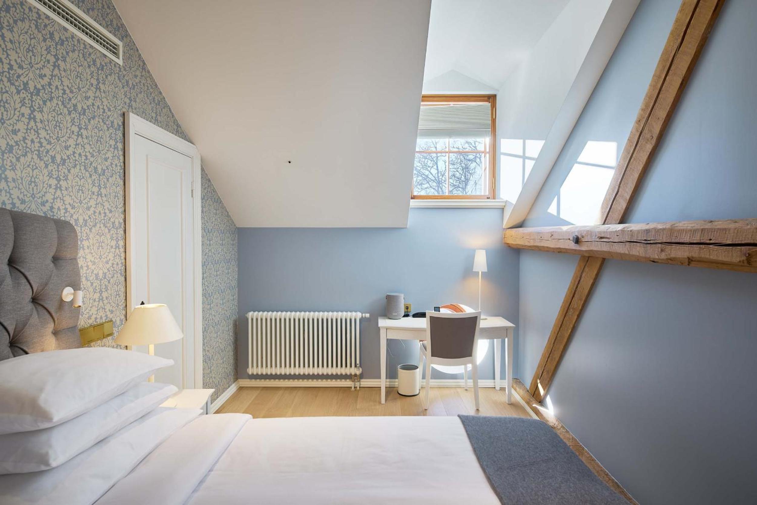 Junior Suite with Spa Access - Photo 38